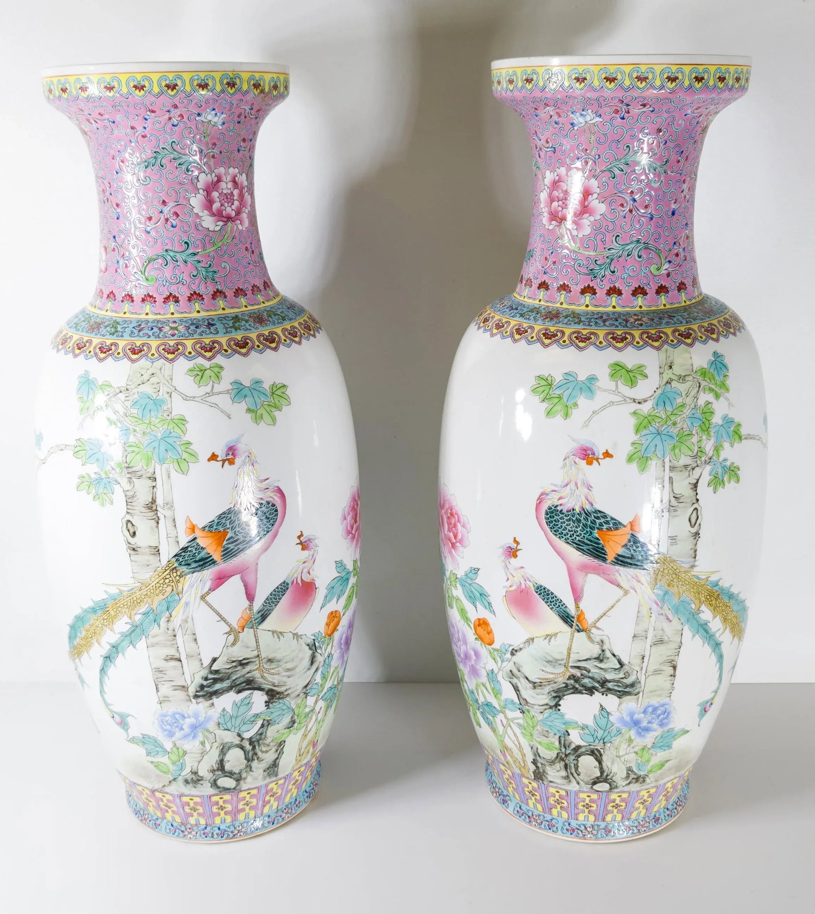 20th Century Pair of Chinese Famille Rose Decorative Chinoiserie Vases - 3