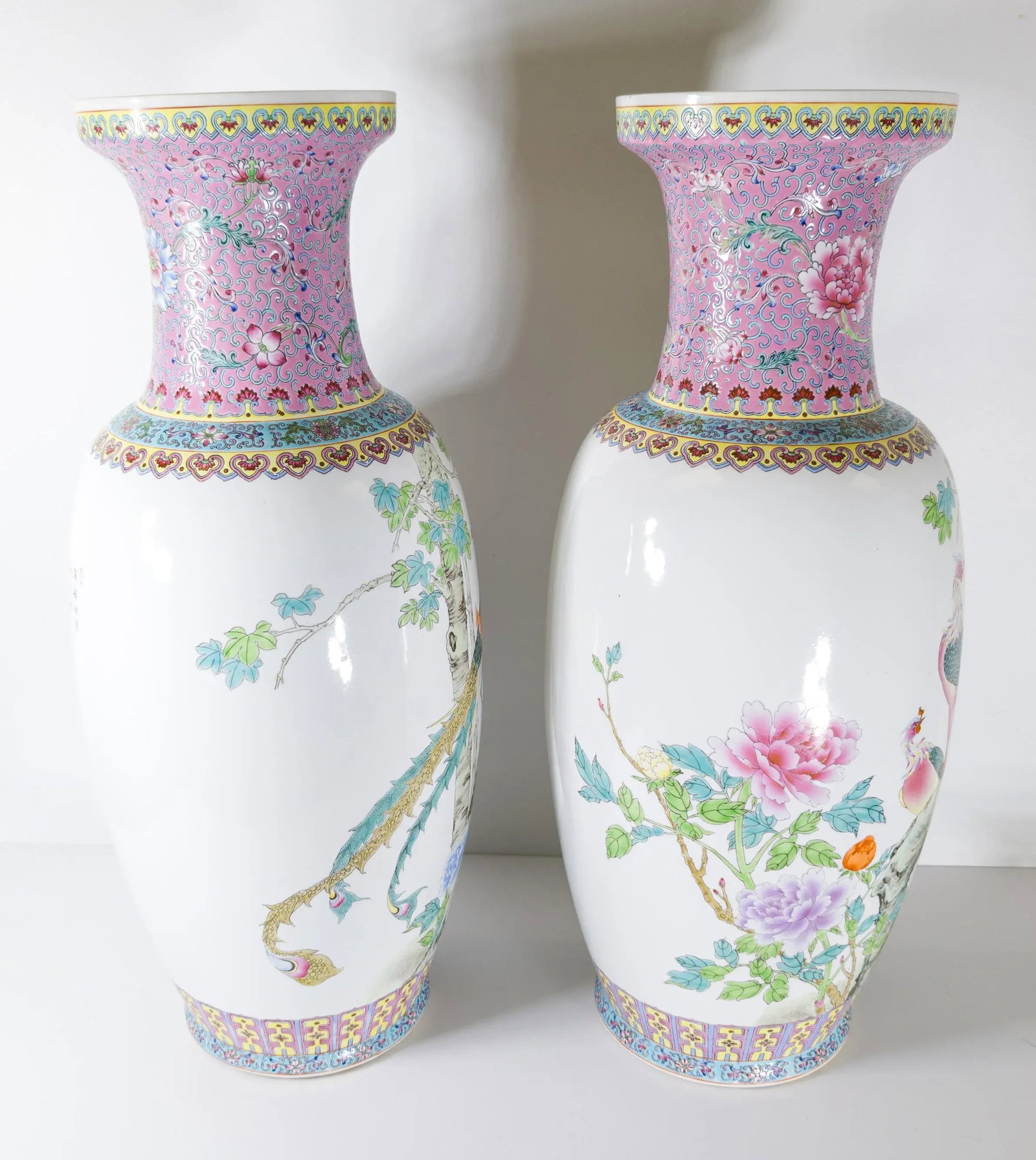 20th Century Pair of Chinese Famille Rose Decorative Chinoiserie Vases - 6