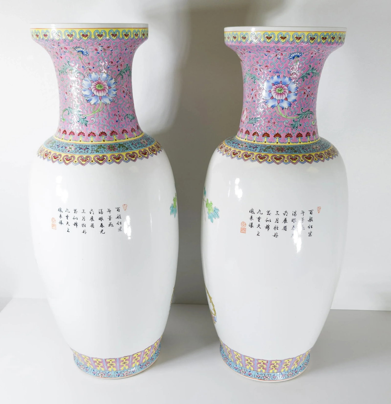 20th Century Pair of Chinese Famille Rose Decorative Chinoiserie Vases - 7