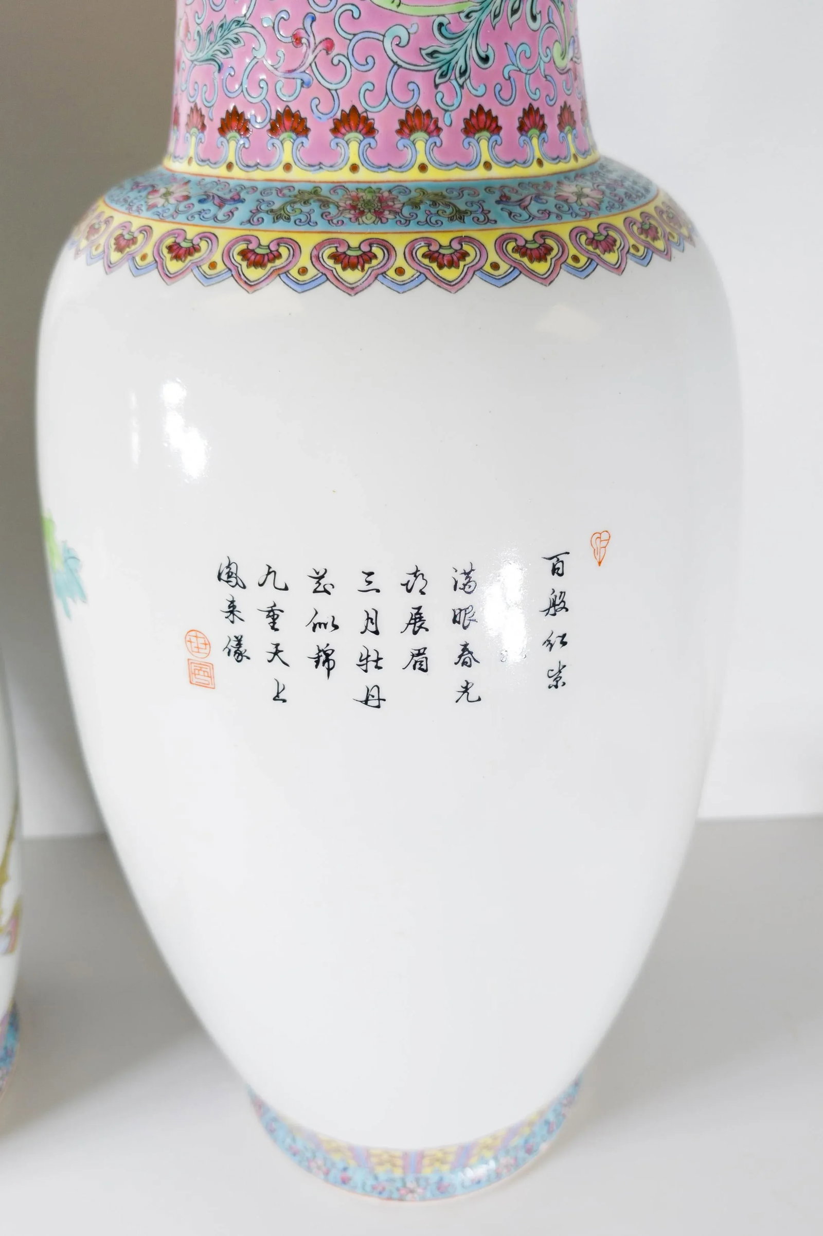 20th Century Pair of Chinese Famille Rose Decorative Chinoiserie Vases - 8