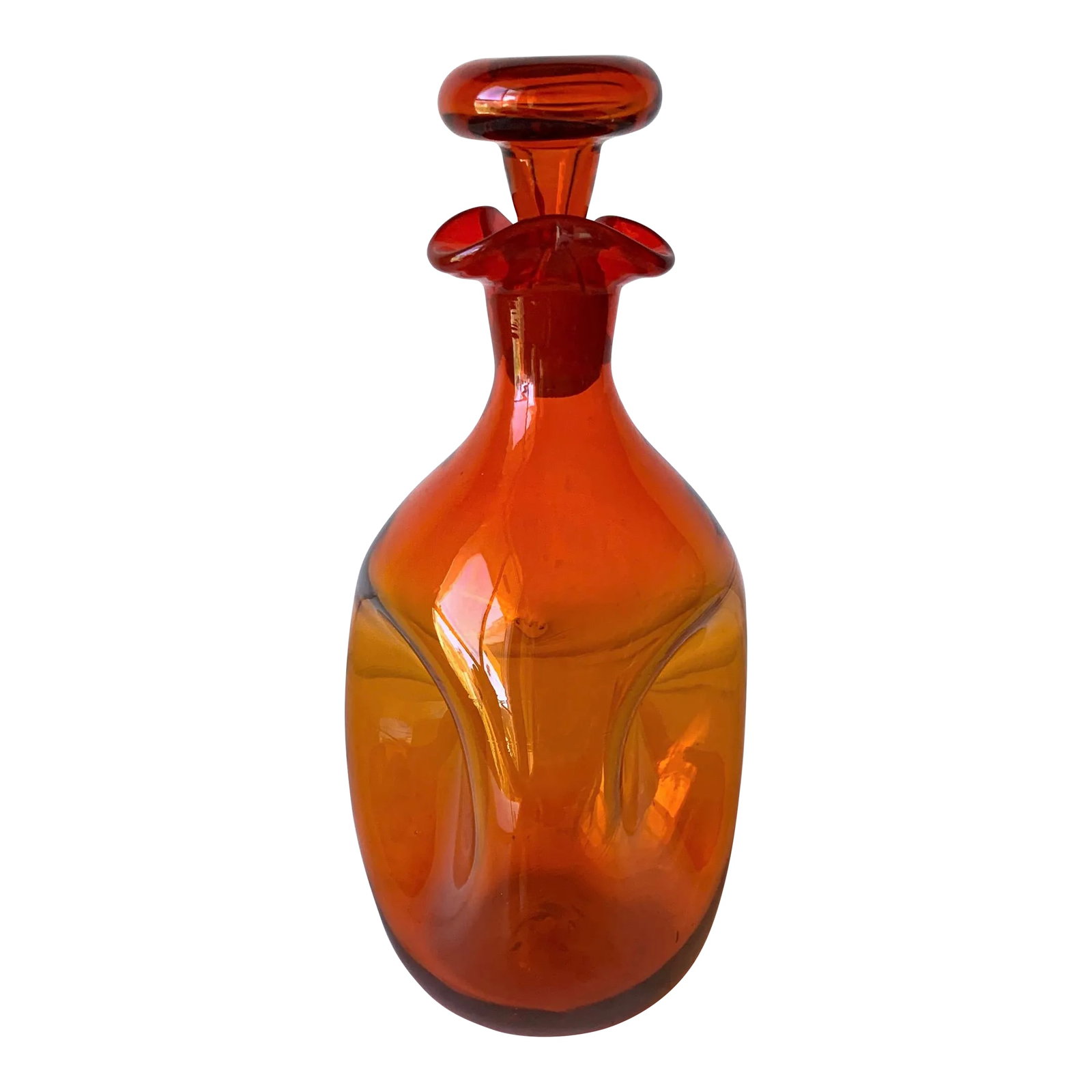 Mid Century Modern Blenko Tangerine Art Glass Decanter, by Winslow Anderson Model #49.: Mid Century Modern Blenko Tangerine Art Glass Decanter, designed by Winslow Anderson, model #49, is a striking vintage piece that seamlessly blends artistry with functionality. The vibrant tangerine h