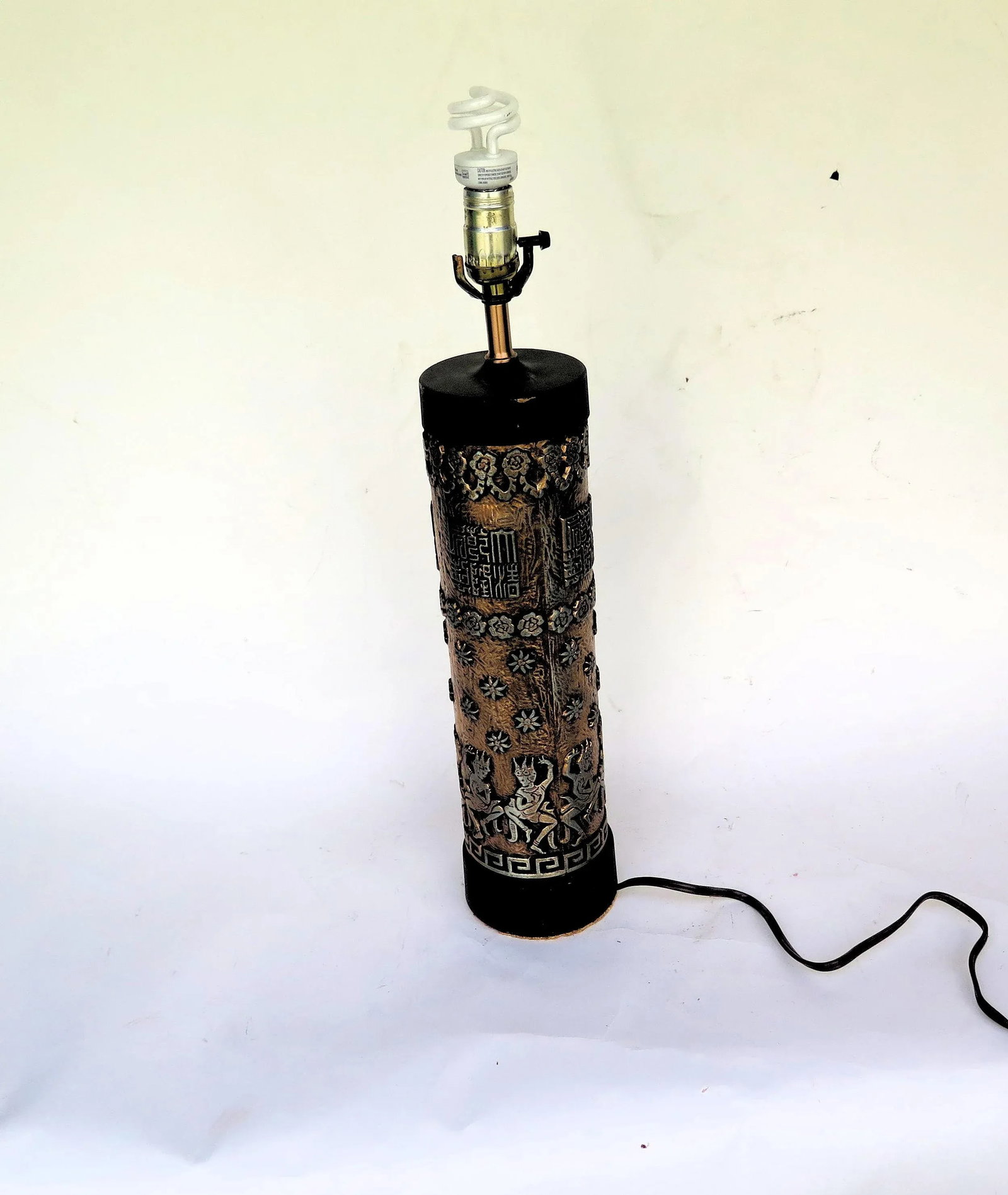 1960's Asian Motif Gold and Silver Table Lamp - 6