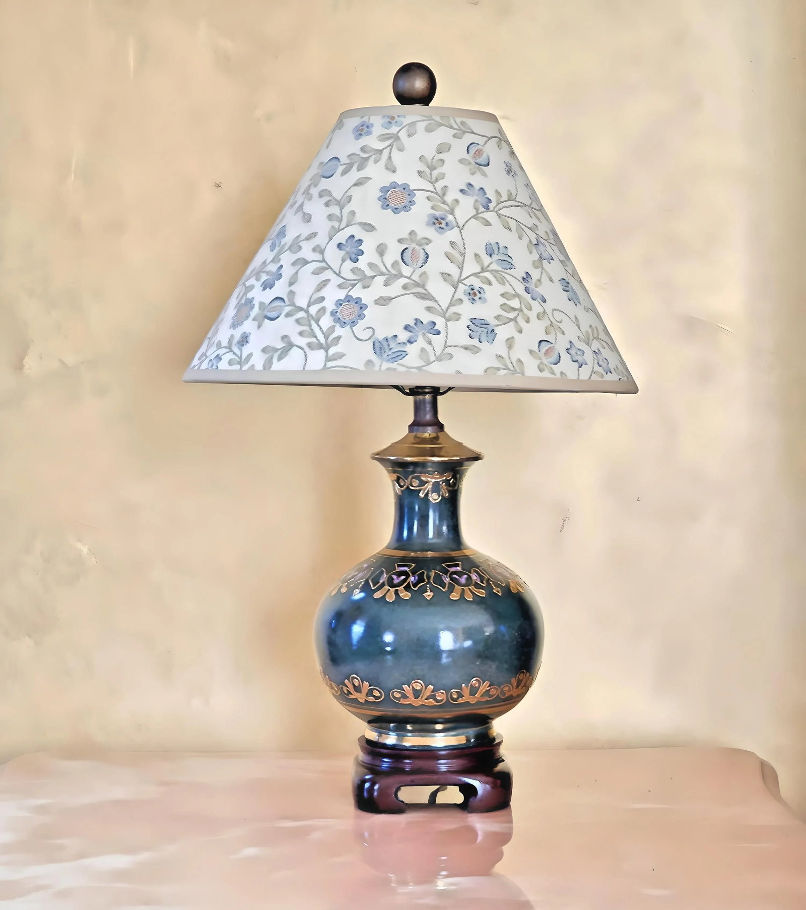 1990s Small Dark Green Porcelain Table Lamp Accented With Gold and Lilac Purple - 10