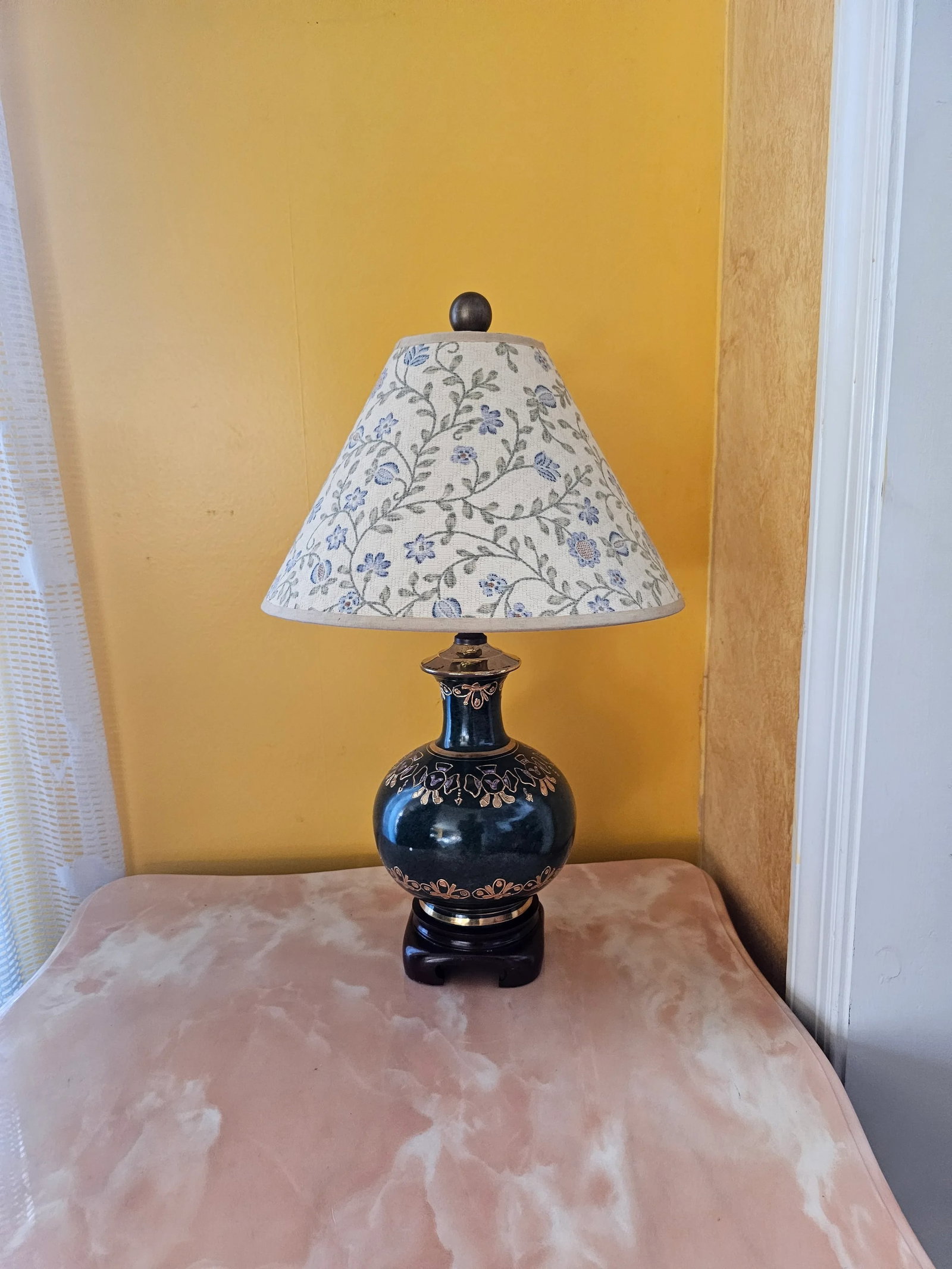 1990s Small Dark Green Porcelain Table Lamp Accented With Gold and Lilac Purple - 12