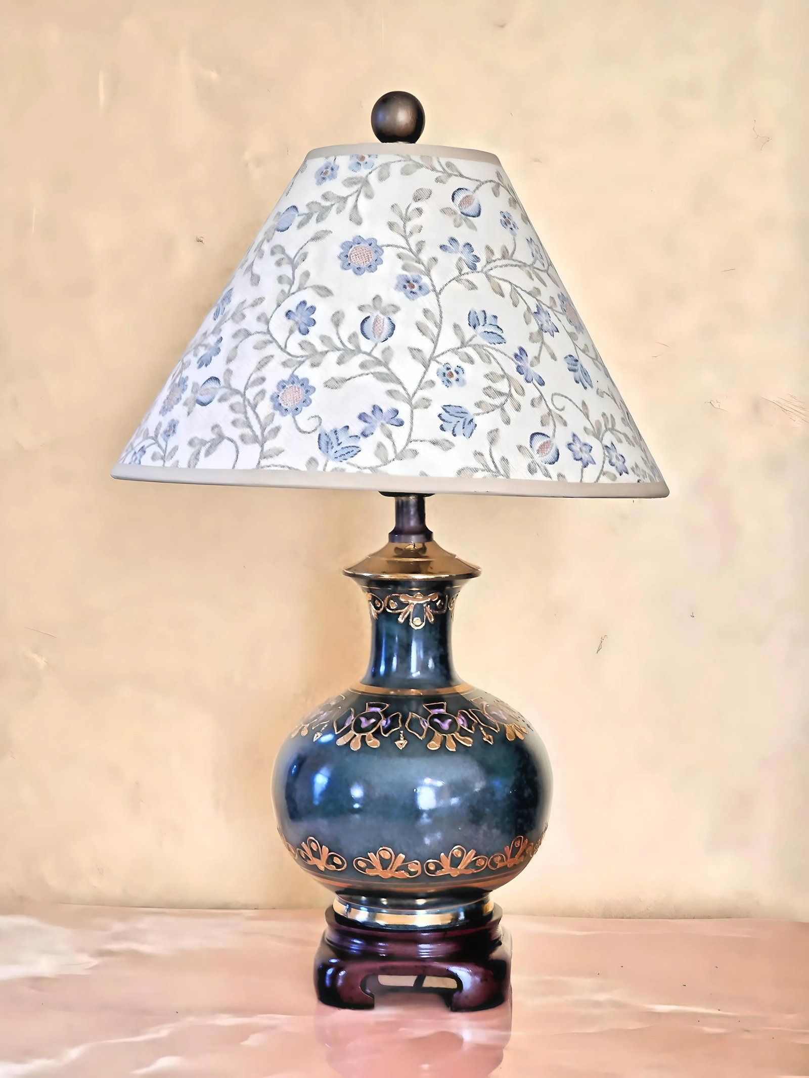 1990s Small Dark Green Porcelain Table Lamp Accented With Gold and Lilac Purple - 2