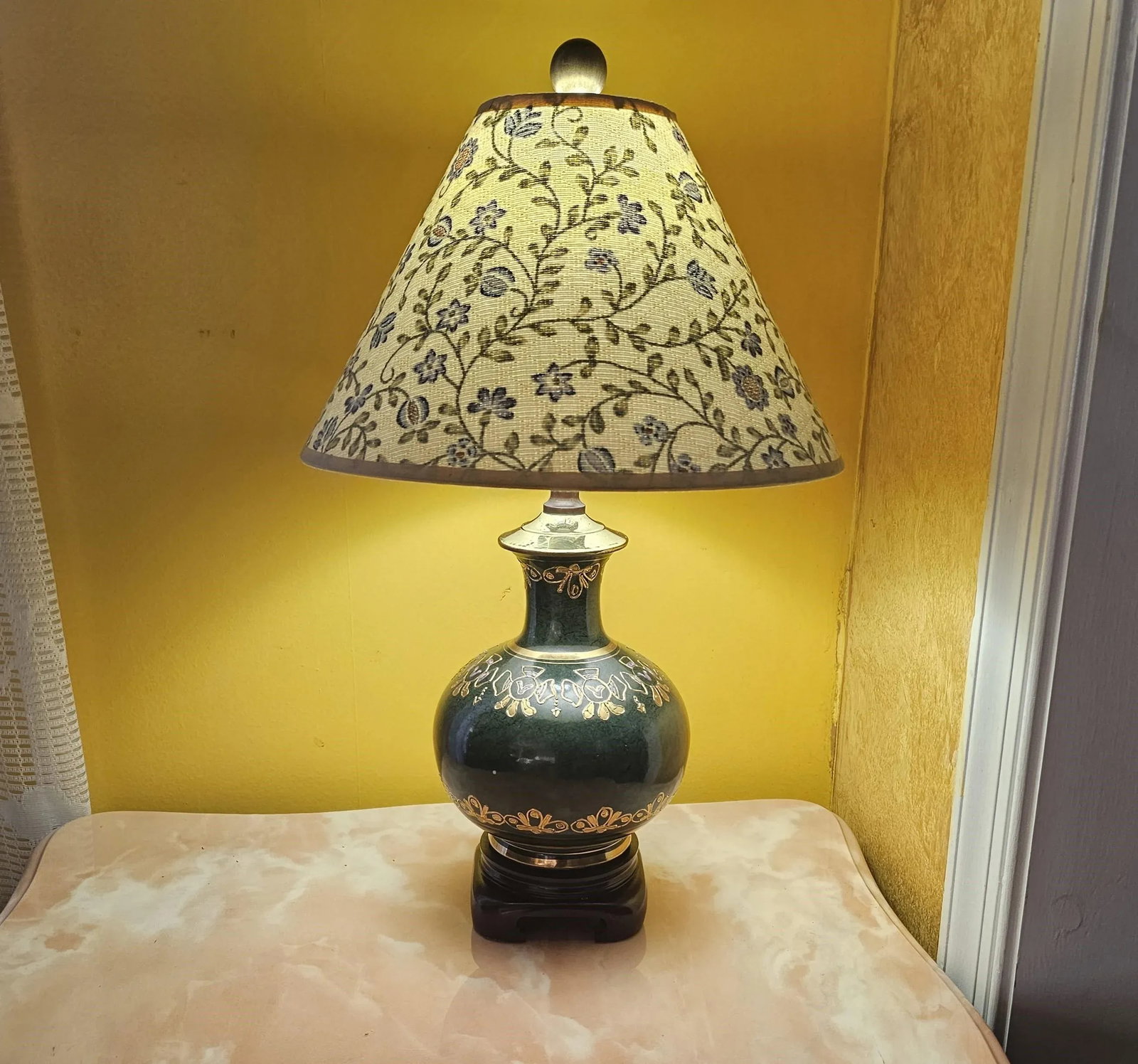 1990s Small Dark Green Porcelain Table Lamp Accented With Gold and Lilac Purple - 3