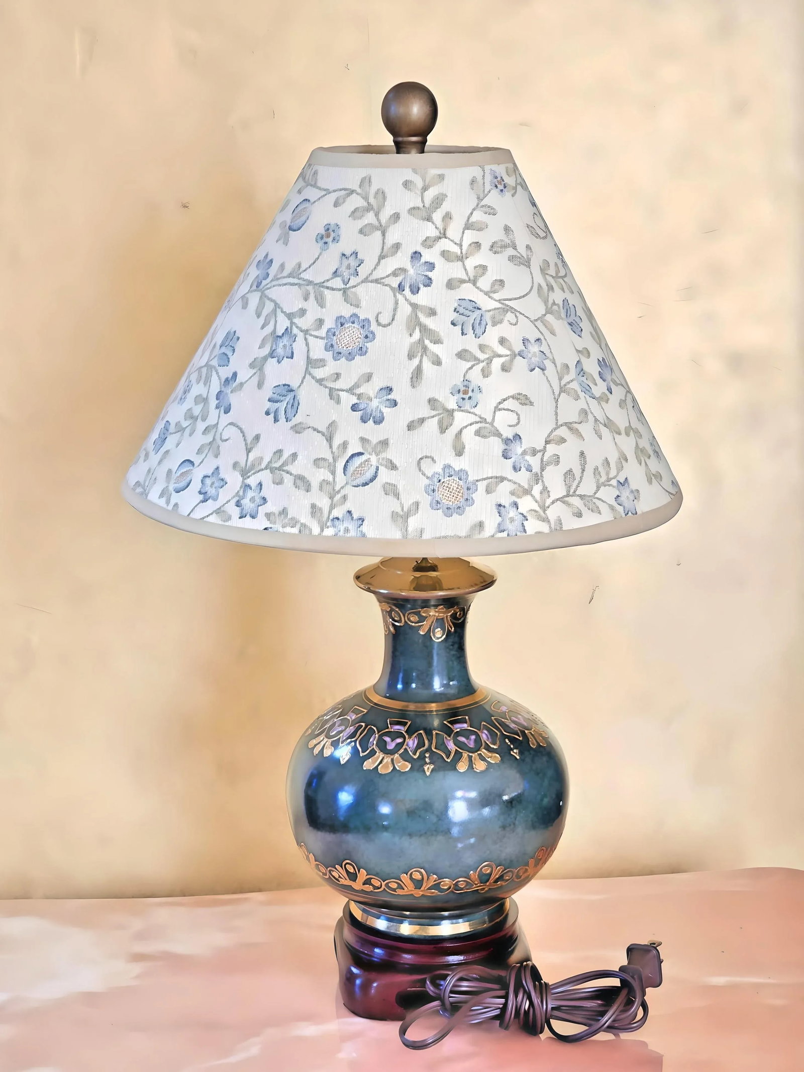 1990s Small Dark Green Porcelain Table Lamp Accented With Gold and Lilac Purple - 4