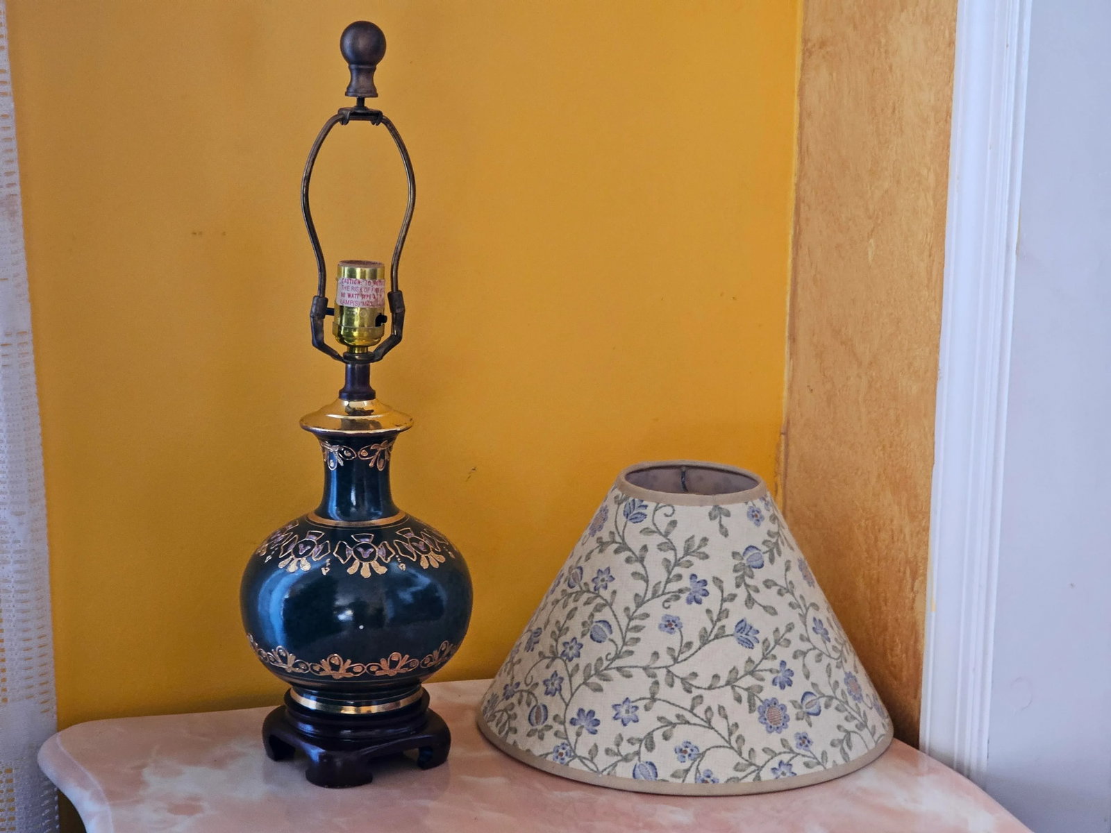 1990s Small Dark Green Porcelain Table Lamp Accented With Gold and Lilac Purple - 5