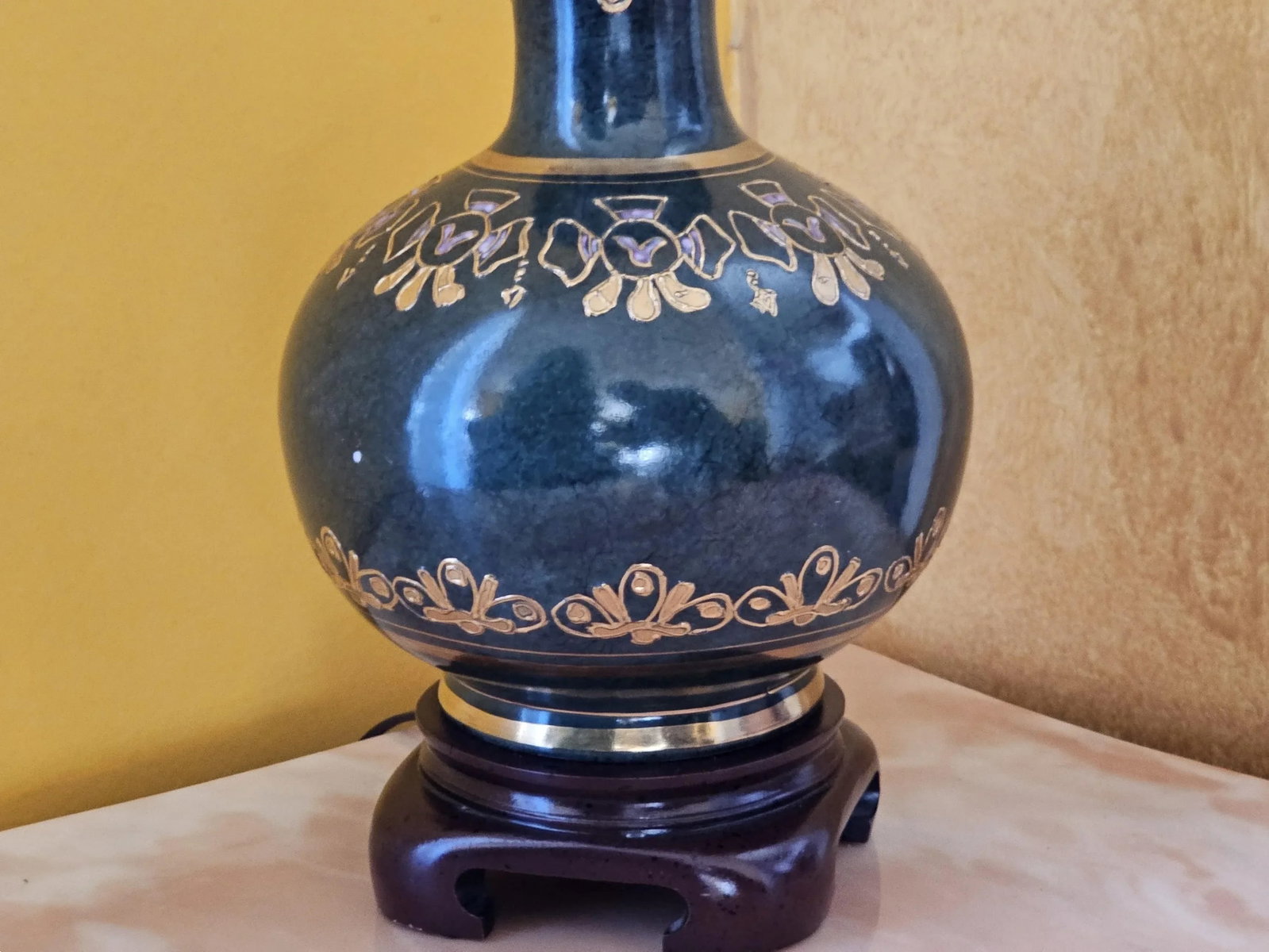 1990s Small Dark Green Porcelain Table Lamp Accented With Gold and Lilac Purple - 6