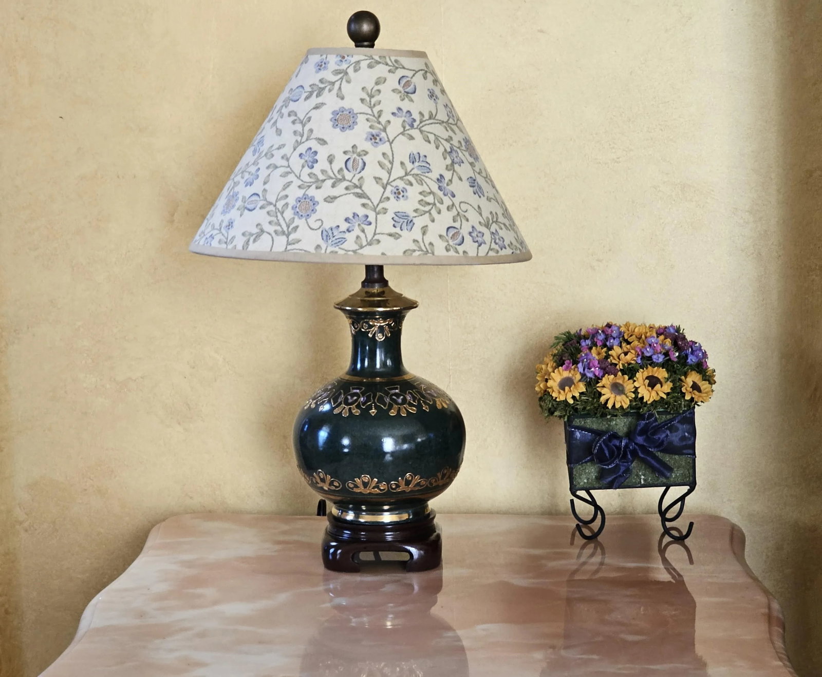 1990s Small Dark Green Porcelain Table Lamp Accented With Gold and Lilac Purple - 8