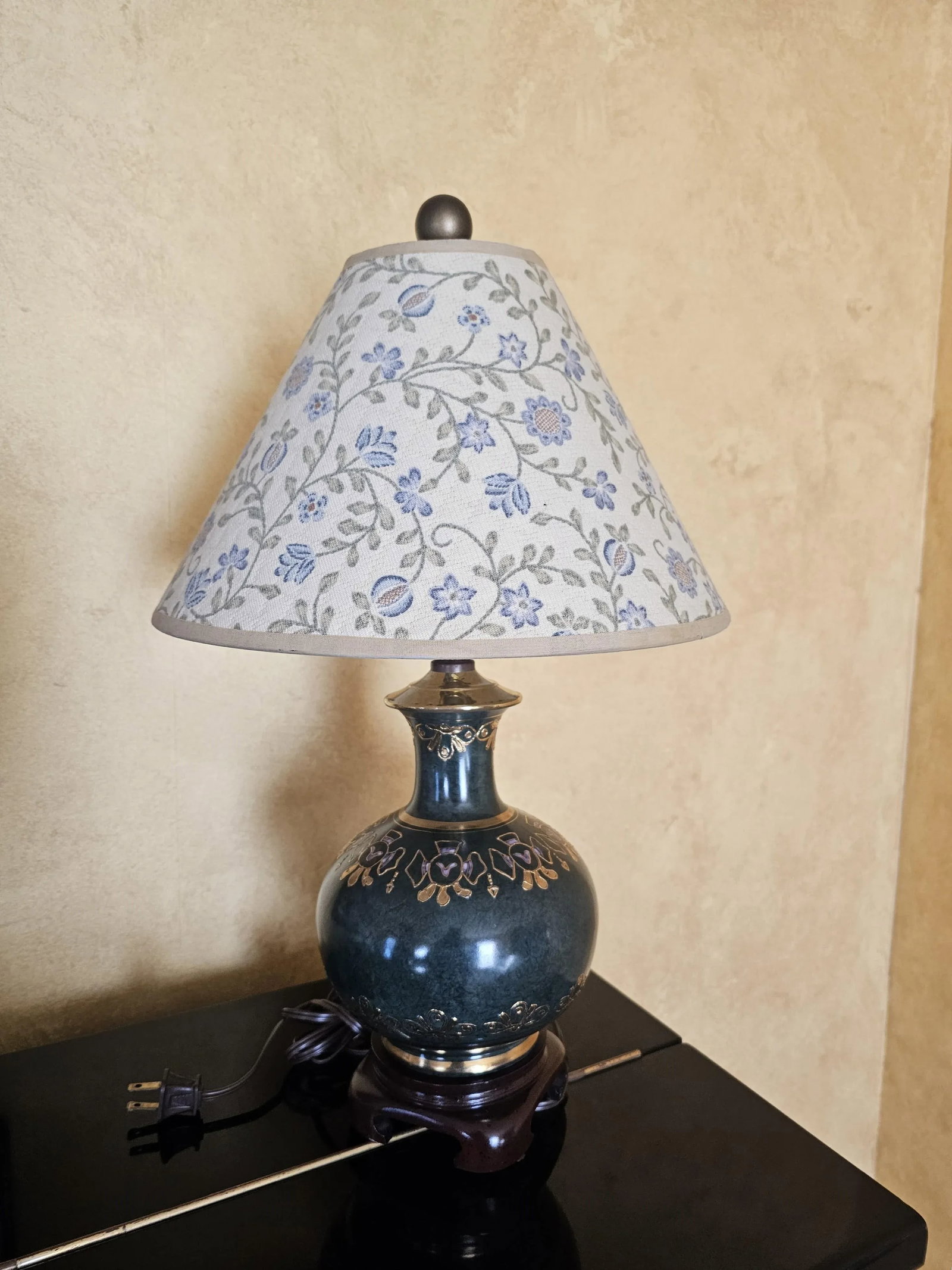 1990s Small Dark Green Porcelain Table Lamp Accented With Gold and Lilac Purple - 9