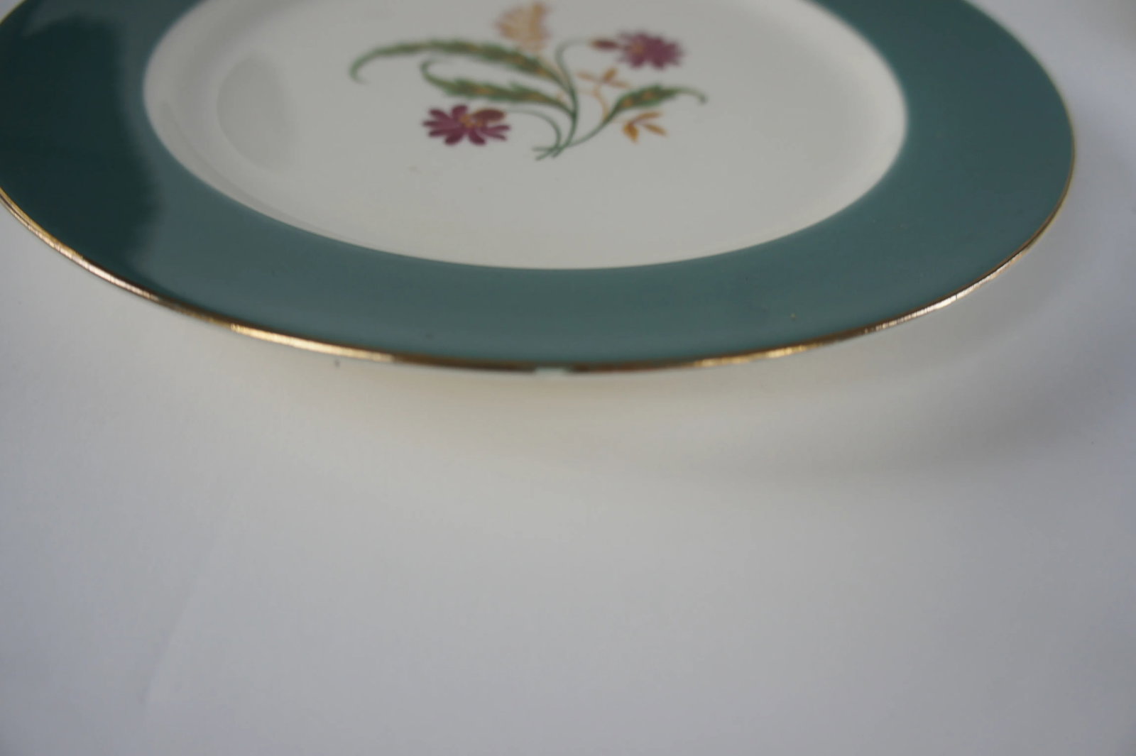 Homer Laughlin Cavalier Eggshell Berkshire Pattern, Gold Rim, Teal Band, Flower Center China - Set o - 8