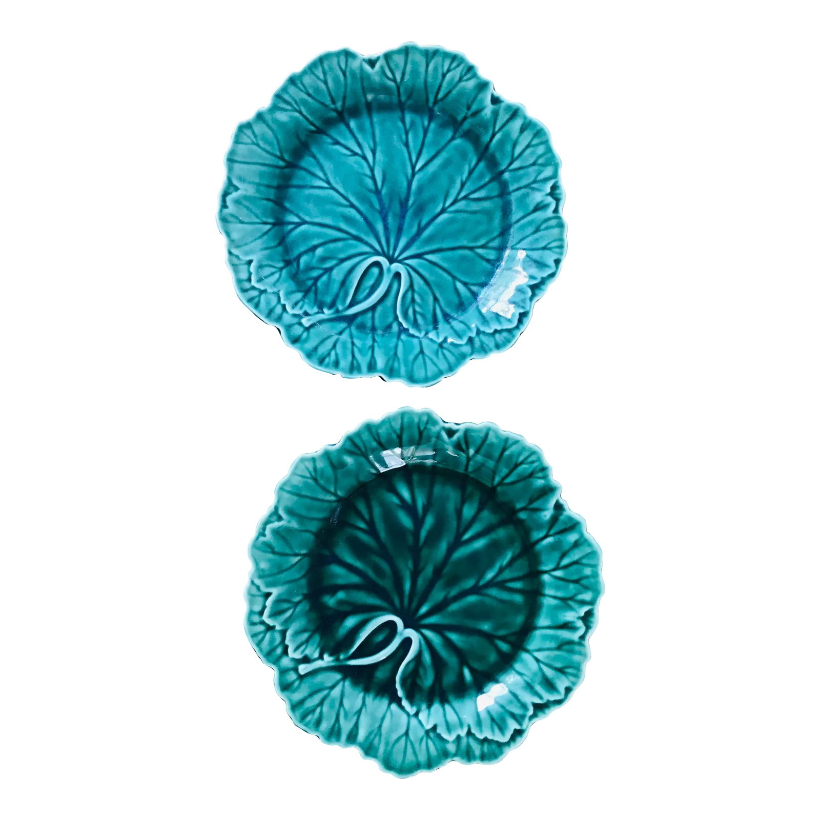 Vintage Green Majolica Wedgwood Cabbage Leaf Wall Plate - Set of 2: Pair of lovely 20th-Century Wedgwood majolica leaf plates in green color with scalloped edge. The Wedgwood maker's mark is on reverse. Please note one is slightly darker. Condition: Alterations: Origi