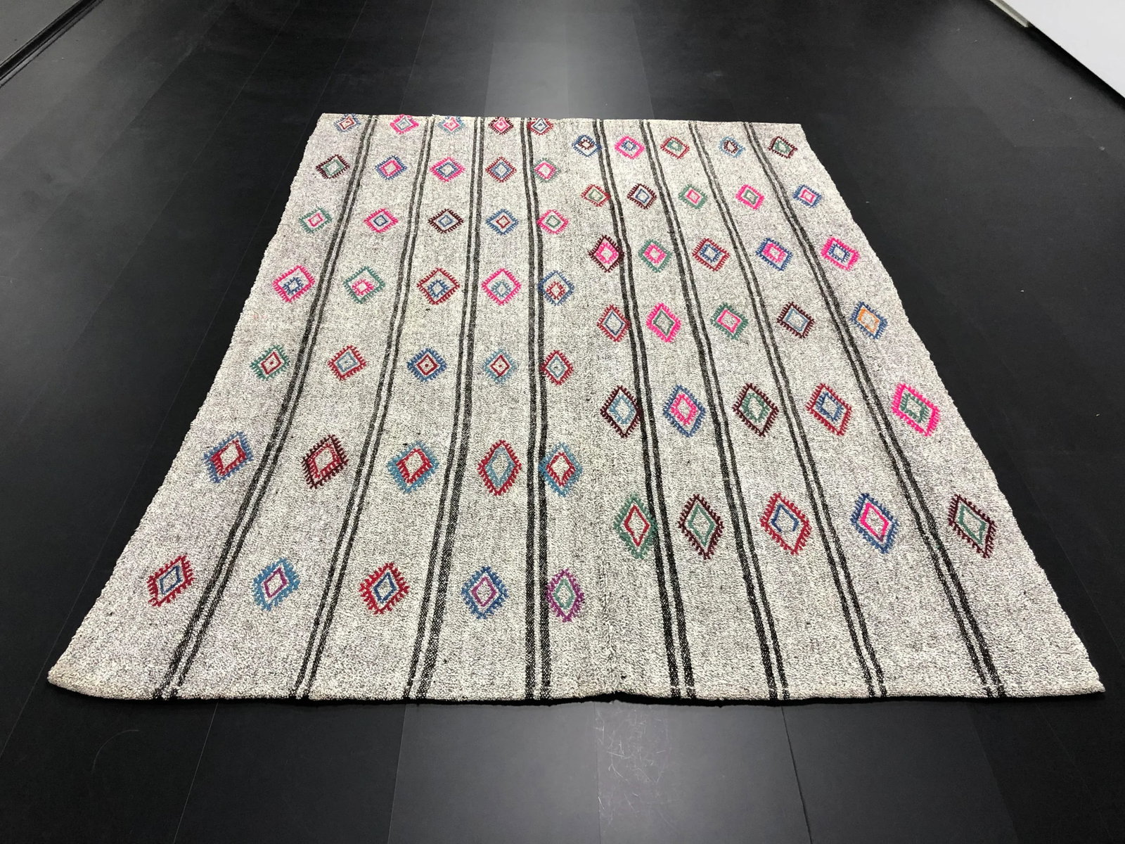 1960s Vintage Turkish Nomadic Embroidered Wool Kilim Rug - 5'8'' * 7'8'' - 3