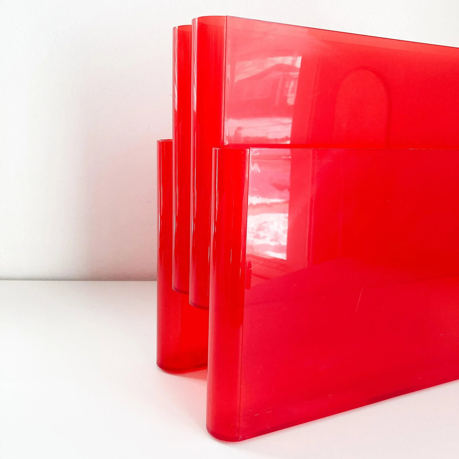 Giotto Stoppino for Kartell Translucent Red Magazine Holder, 1972 Italian Plastic Magazine Rack - 2