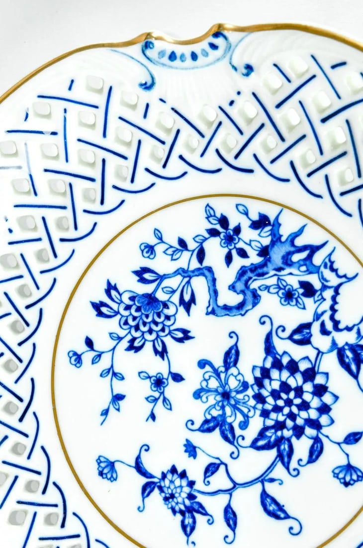 4 Piece Set of Porcelain Tableware - 10