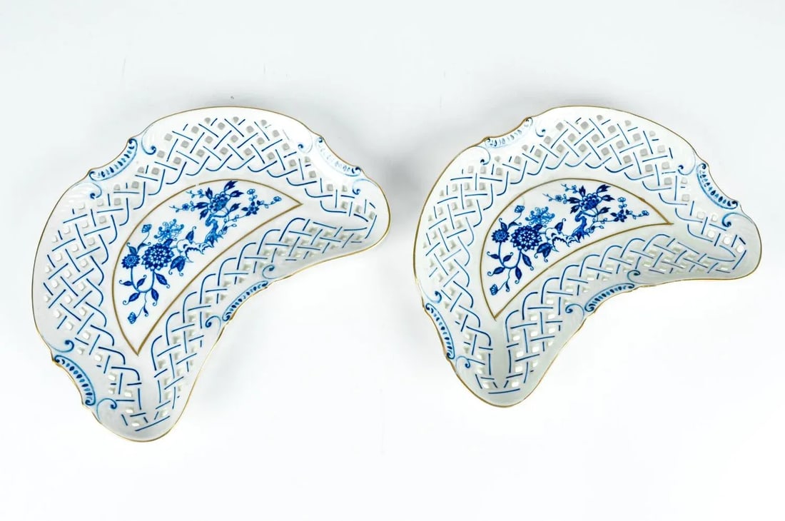 4 Piece Set of Porcelain Tableware - 11
