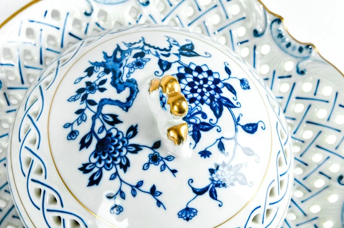 4 Piece Set of Porcelain Tableware - 8