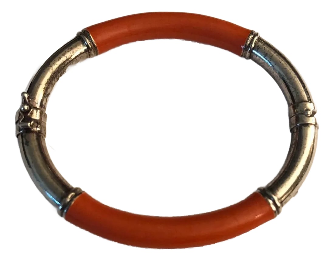 Vintage Milor Italian Orange Enamel Sterling Silver Hinged Bangle Bracelet: This Vintage Milor Orange Enamel Sterling Silver Hinged Bangle Bracelet is the perfect option when you want to add a splash of orange to your outfit du jour. Vibrant and contemporary, this bangle