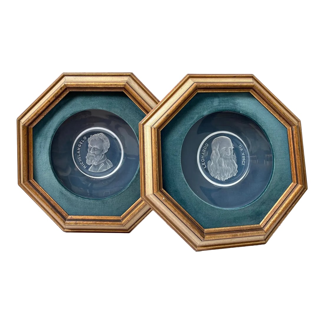 1970 Val St. Lambert Etched Crystal Intaglio Plates of Michelangelo and Da Vinci Framed Wall Art - a: Set in teal velvet and presented in antique gold wood octagonal frames, this pair of etched intaglios in glass of Michelangelo and Leonardo Da Vinci is quite unique. Each collectible plate by French