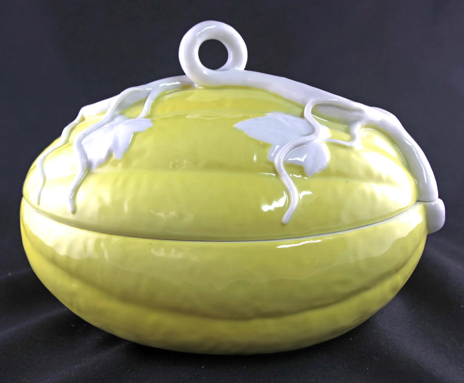 Mid 20th Century Mottahedeh Ceramic Melon Shape Lidded Tureen - 5