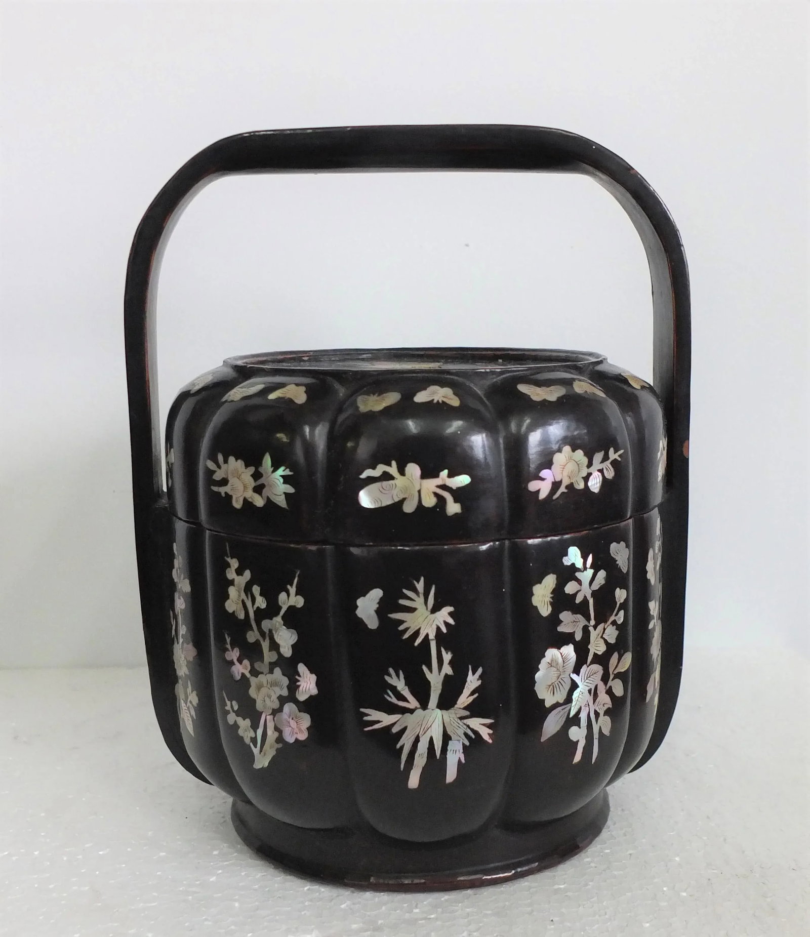 Mid 19th Century Qing Dynasty Black Lacquer Basket With Mother of Pearl Inlays - 10