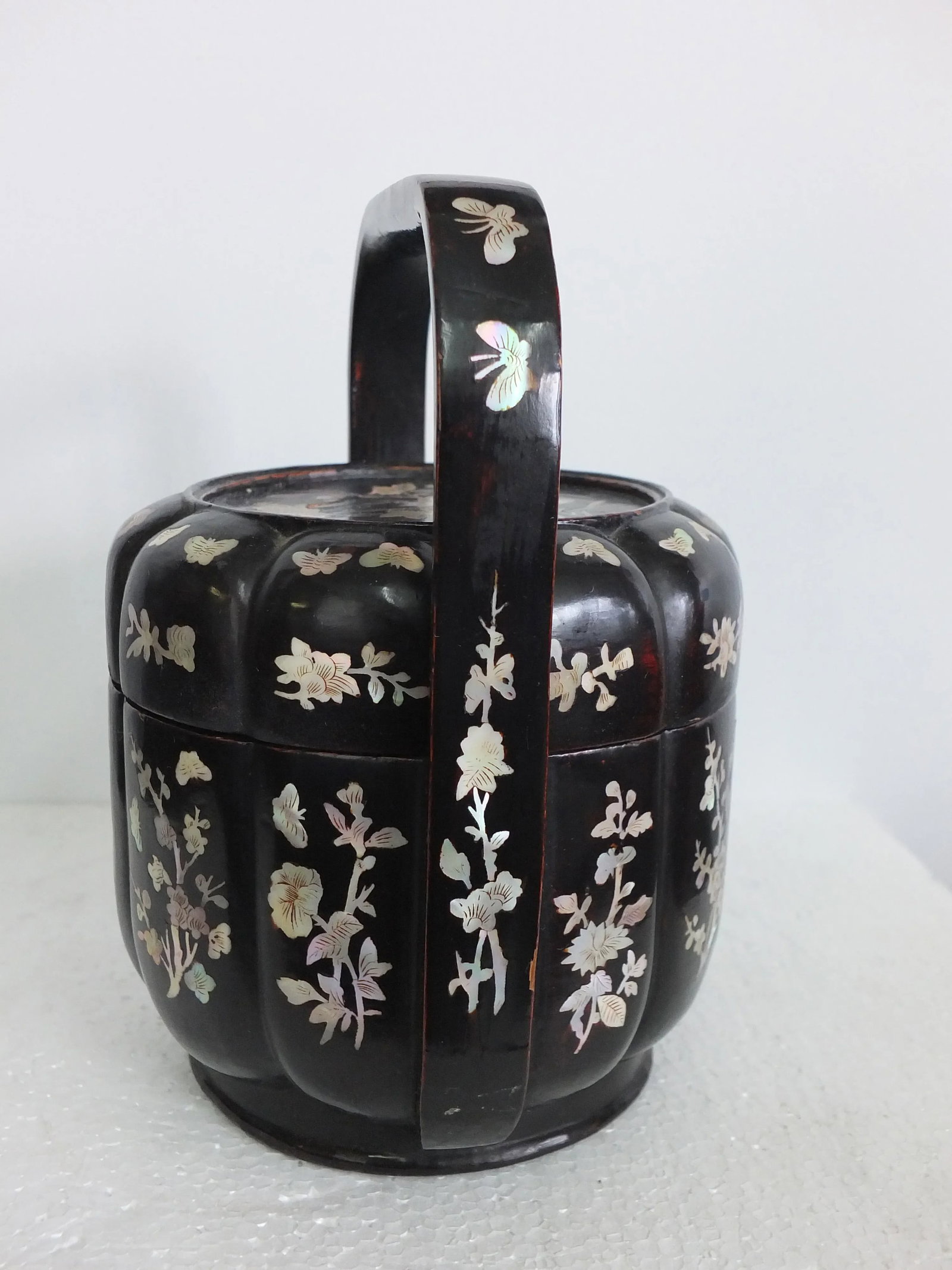 Mid 19th Century Qing Dynasty Black Lacquer Basket With Mother of Pearl Inlays - 2