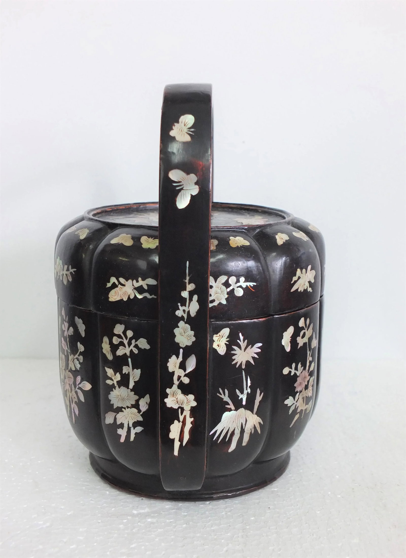 Mid 19th Century Qing Dynasty Black Lacquer Basket With Mother of Pearl Inlays - 3