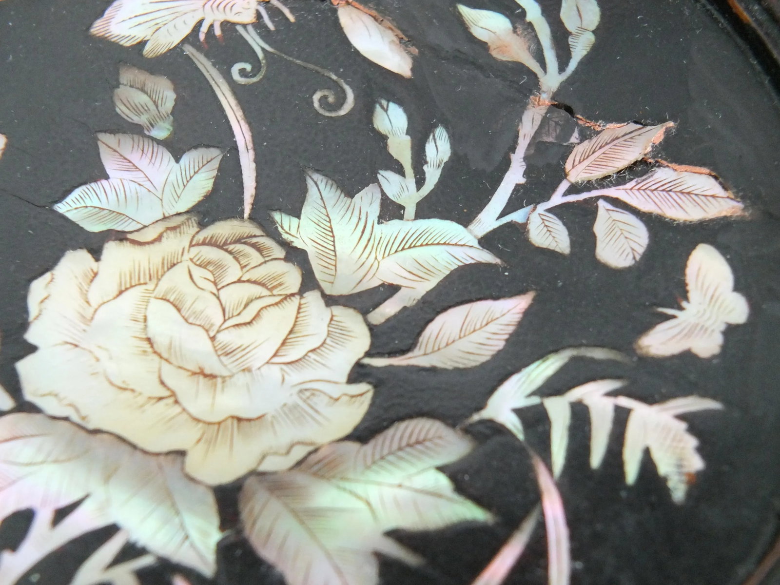 Mid 19th Century Qing Dynasty Black Lacquer Basket With Mother of Pearl Inlays - 4
