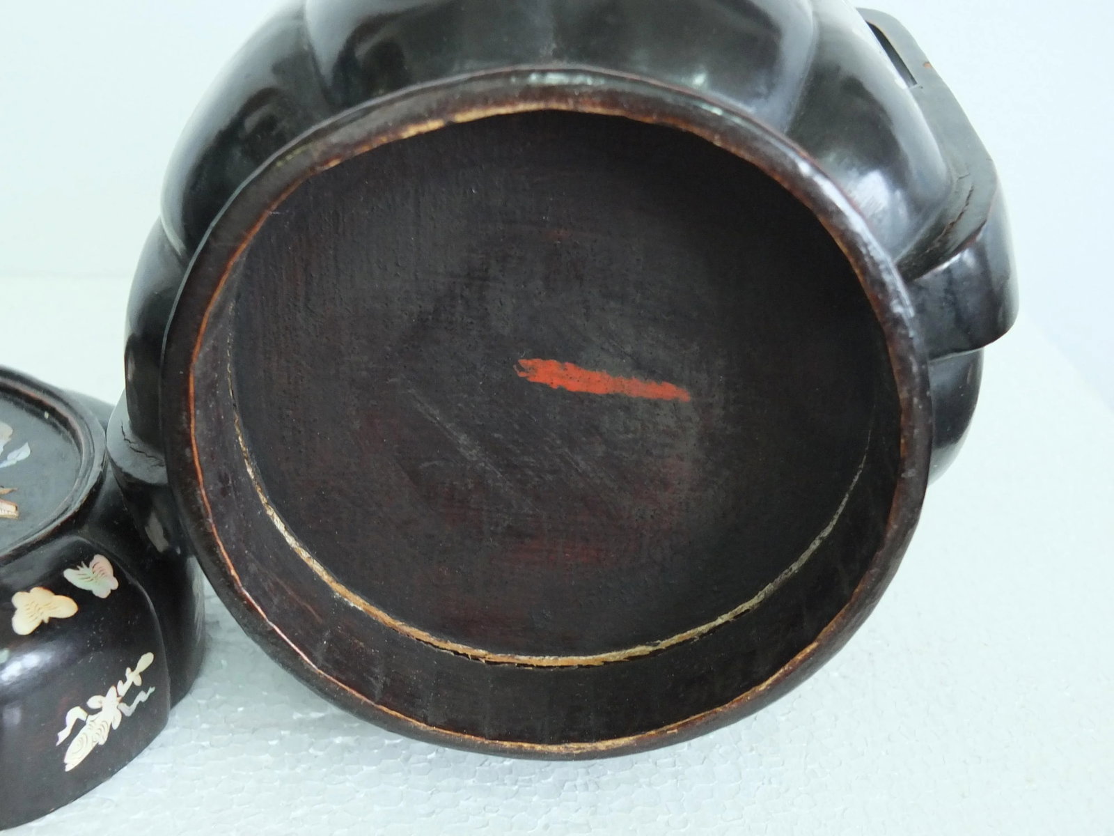 Mid 19th Century Qing Dynasty Black Lacquer Basket With Mother of Pearl Inlays - 5