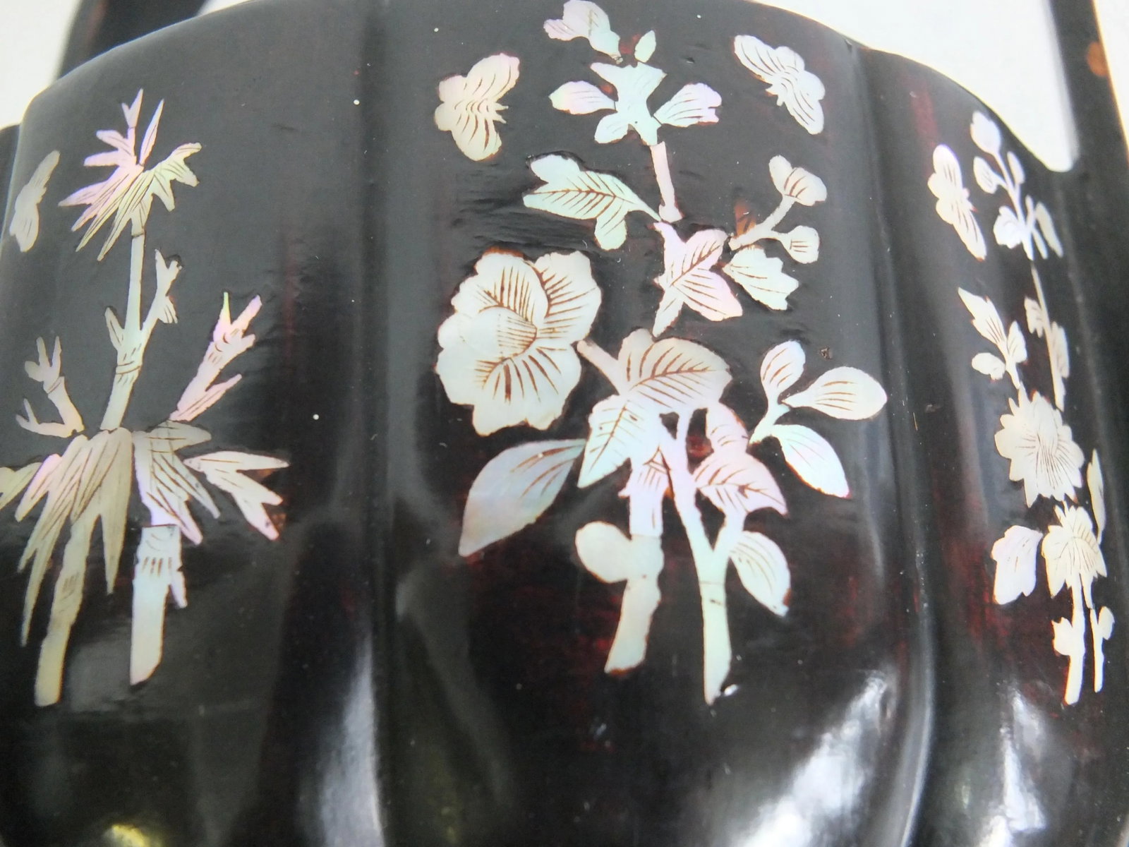 Mid 19th Century Qing Dynasty Black Lacquer Basket With Mother of Pearl Inlays - 6