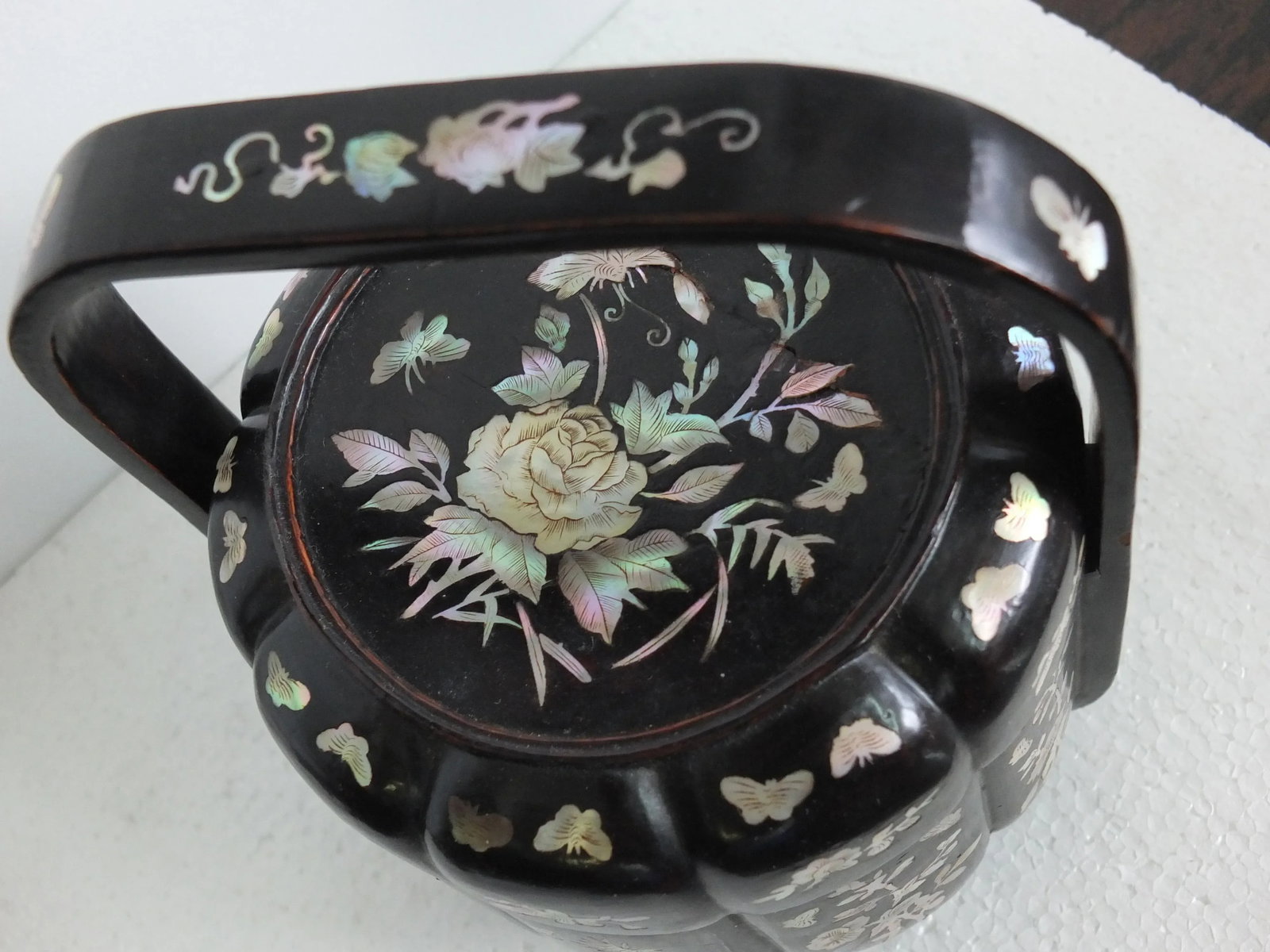 Mid 19th Century Qing Dynasty Black Lacquer Basket With Mother of Pearl Inlays - 7
