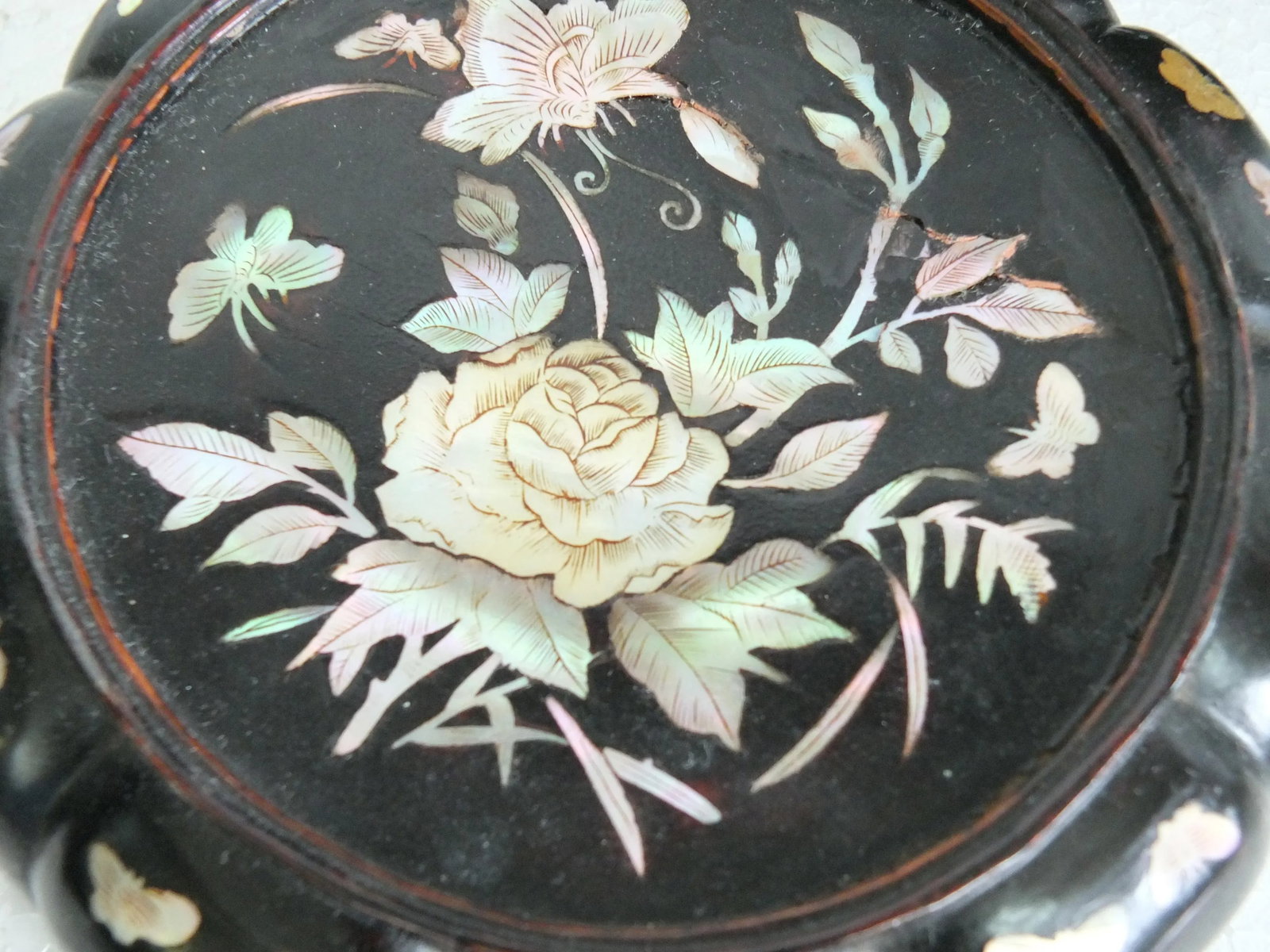 Mid 19th Century Qing Dynasty Black Lacquer Basket With Mother of Pearl Inlays - 8