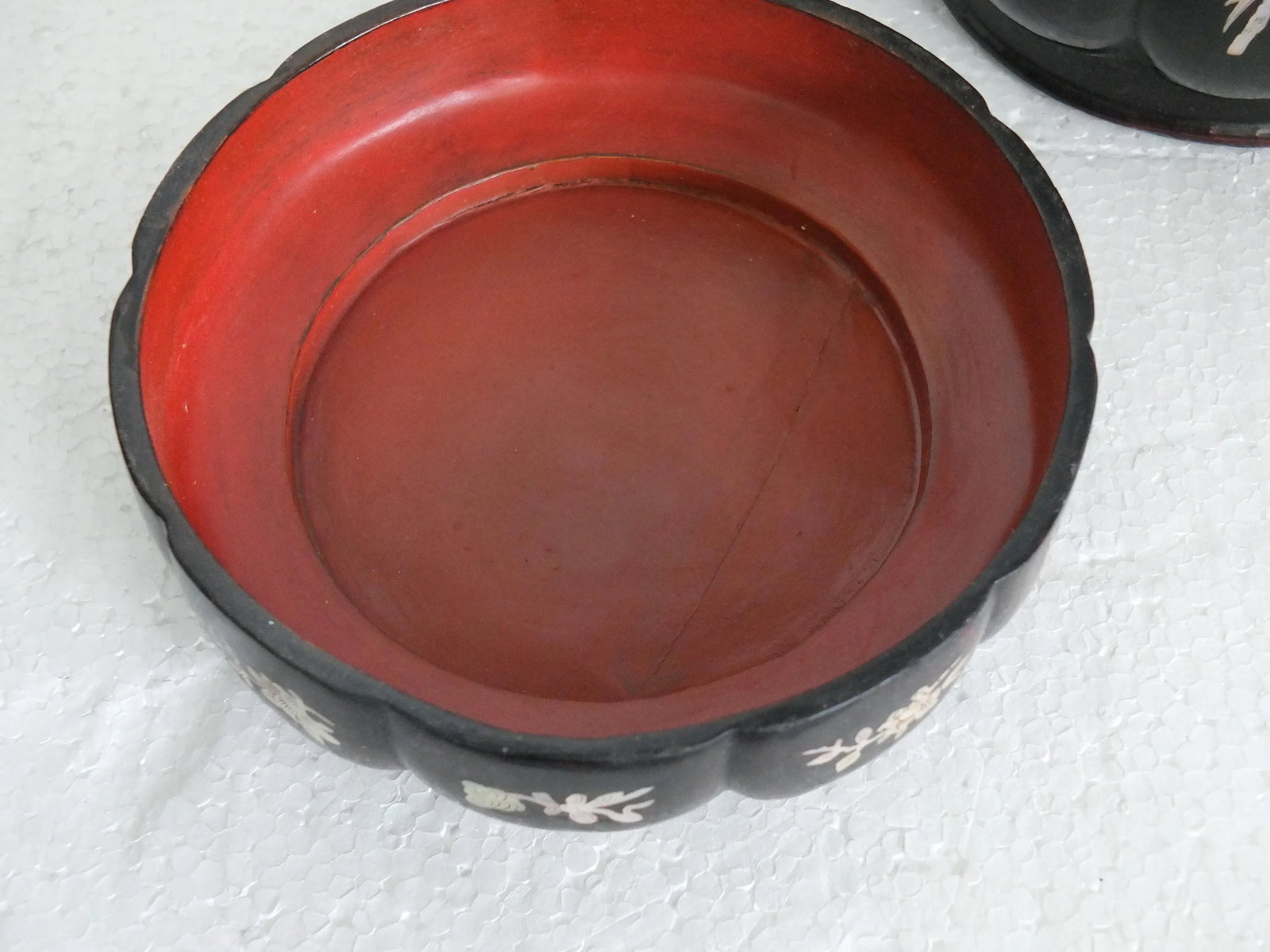 Mid 19th Century Qing Dynasty Black Lacquer Basket With Mother of Pearl Inlays - 9