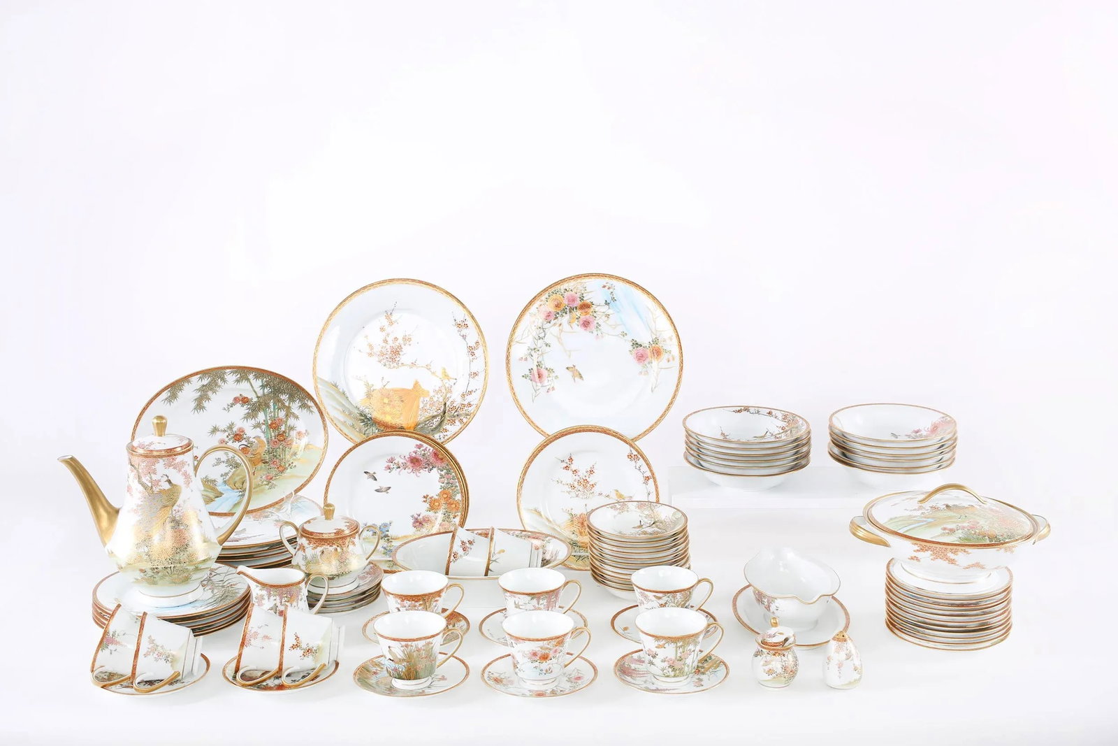Late 20th Century Japanese Porcelain Dinner Service - 68 Pieces - 2