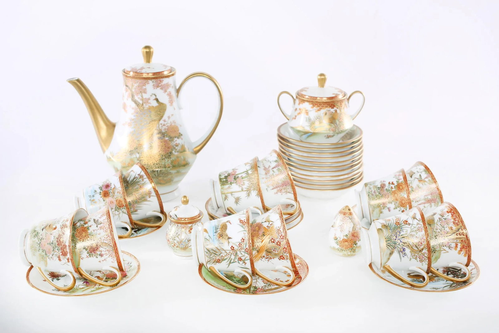 Late 20th Century Japanese Porcelain Dinner Service - 68 Pieces - 9