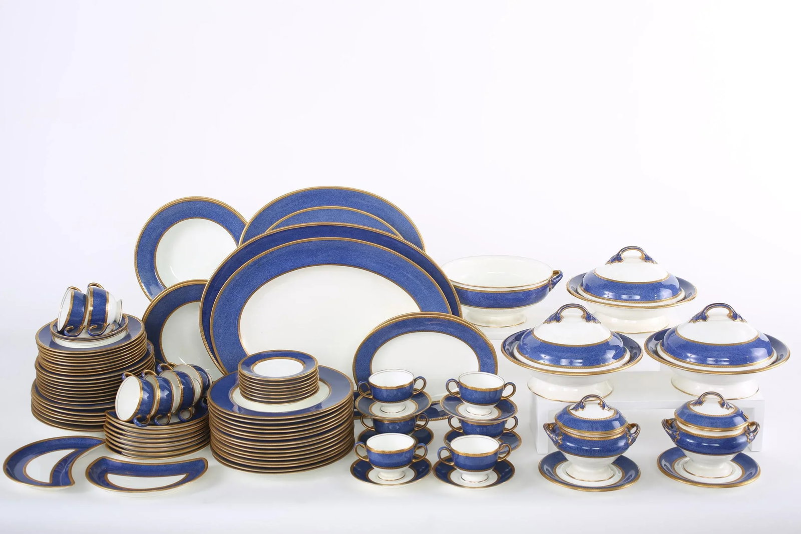 Early 20th Century Wedgwood Porcelain English Dinner Service for Twelve - 92 Pieces - 10