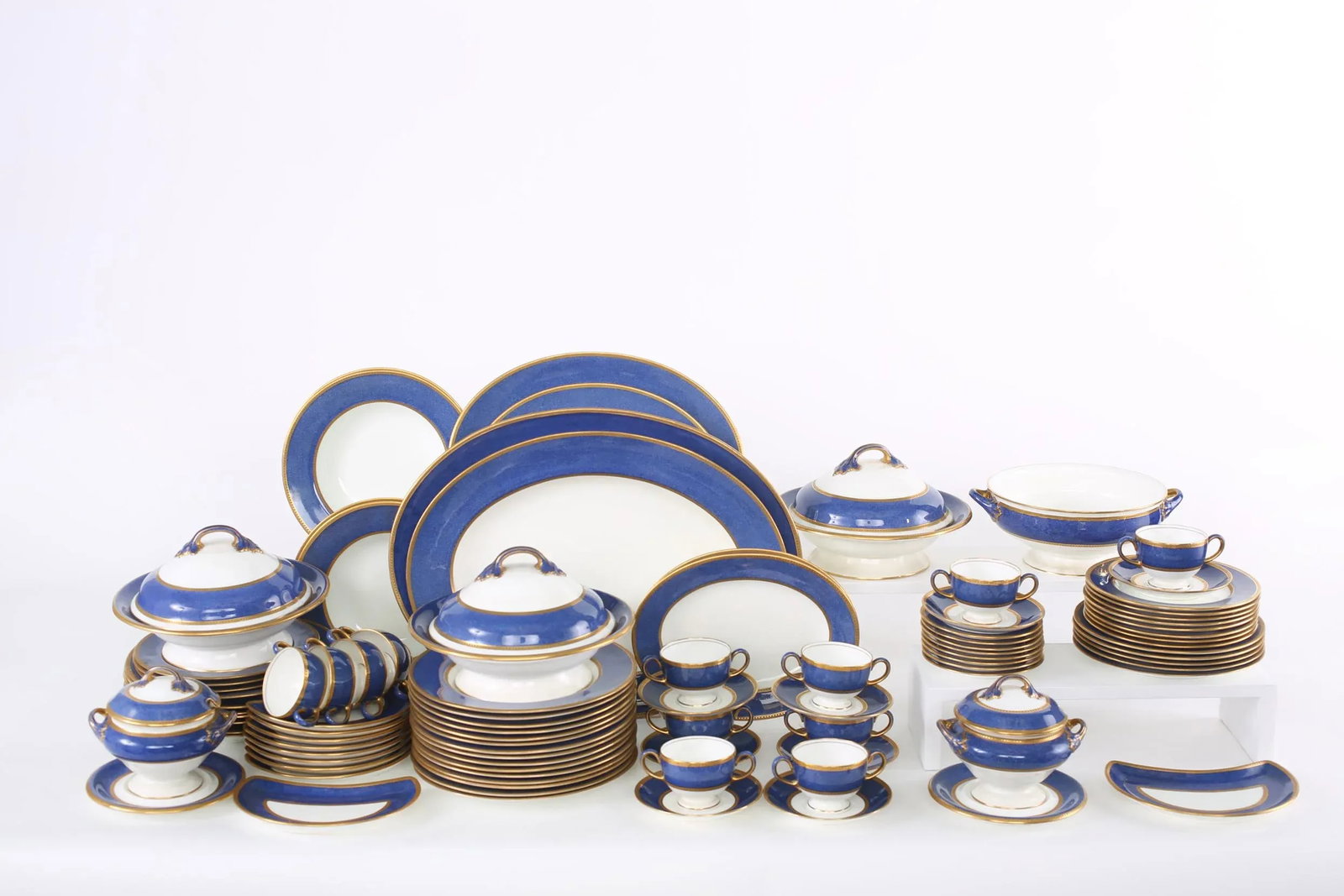 Early 20th Century Wedgwood Porcelain English Dinner Service for Twelve - 92 Pieces - 2