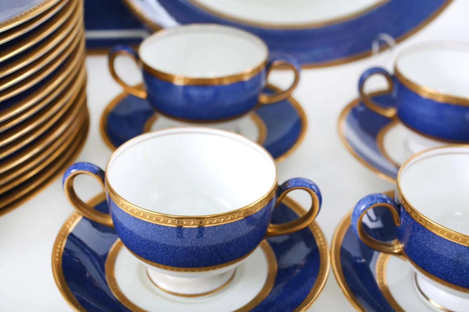 Early 20th Century Wedgwood Porcelain English Dinner Service for Twelve - 92 Pieces - 3