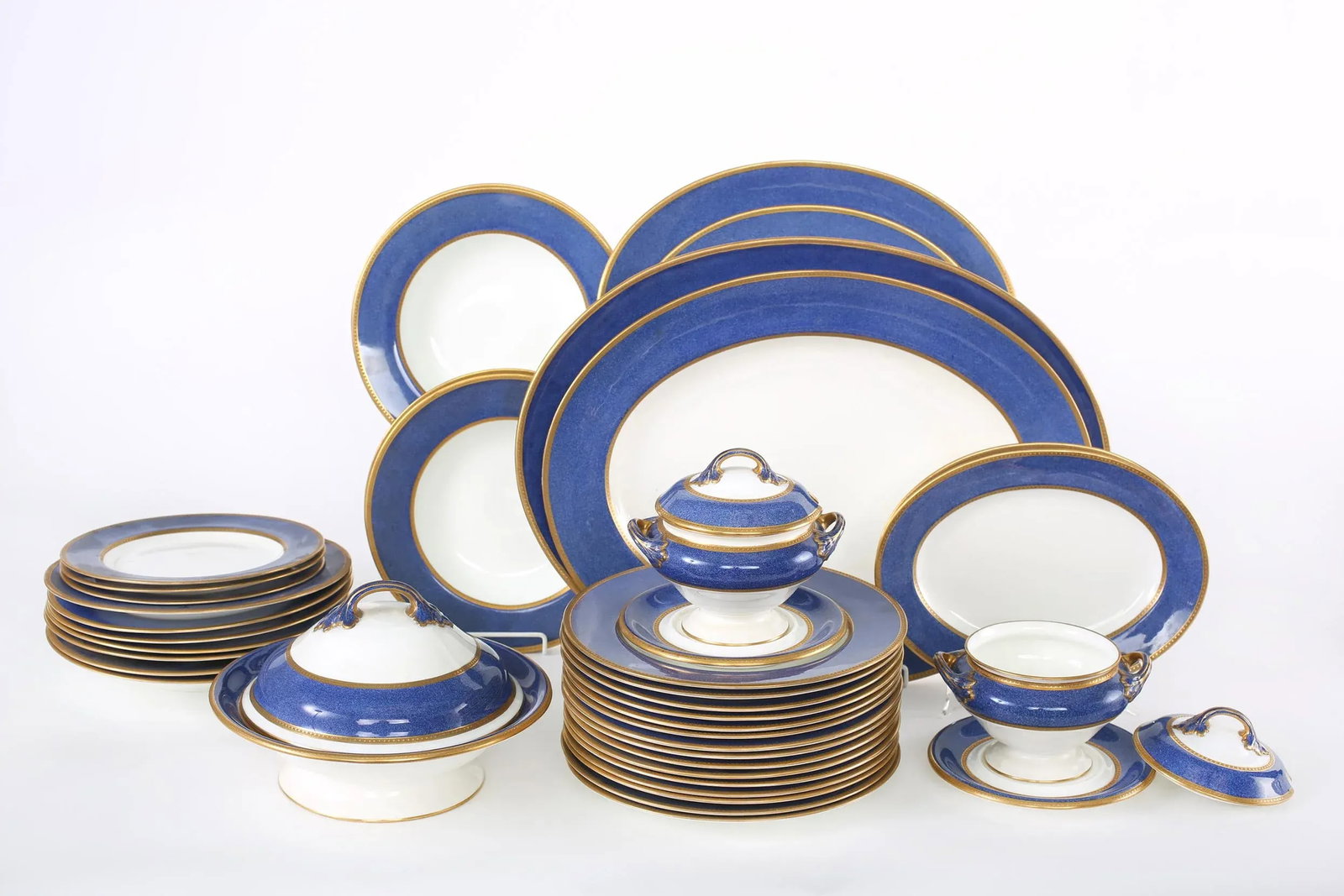 Early 20th Century Wedgwood Porcelain English Dinner Service for Twelve - 92 Pieces - 5