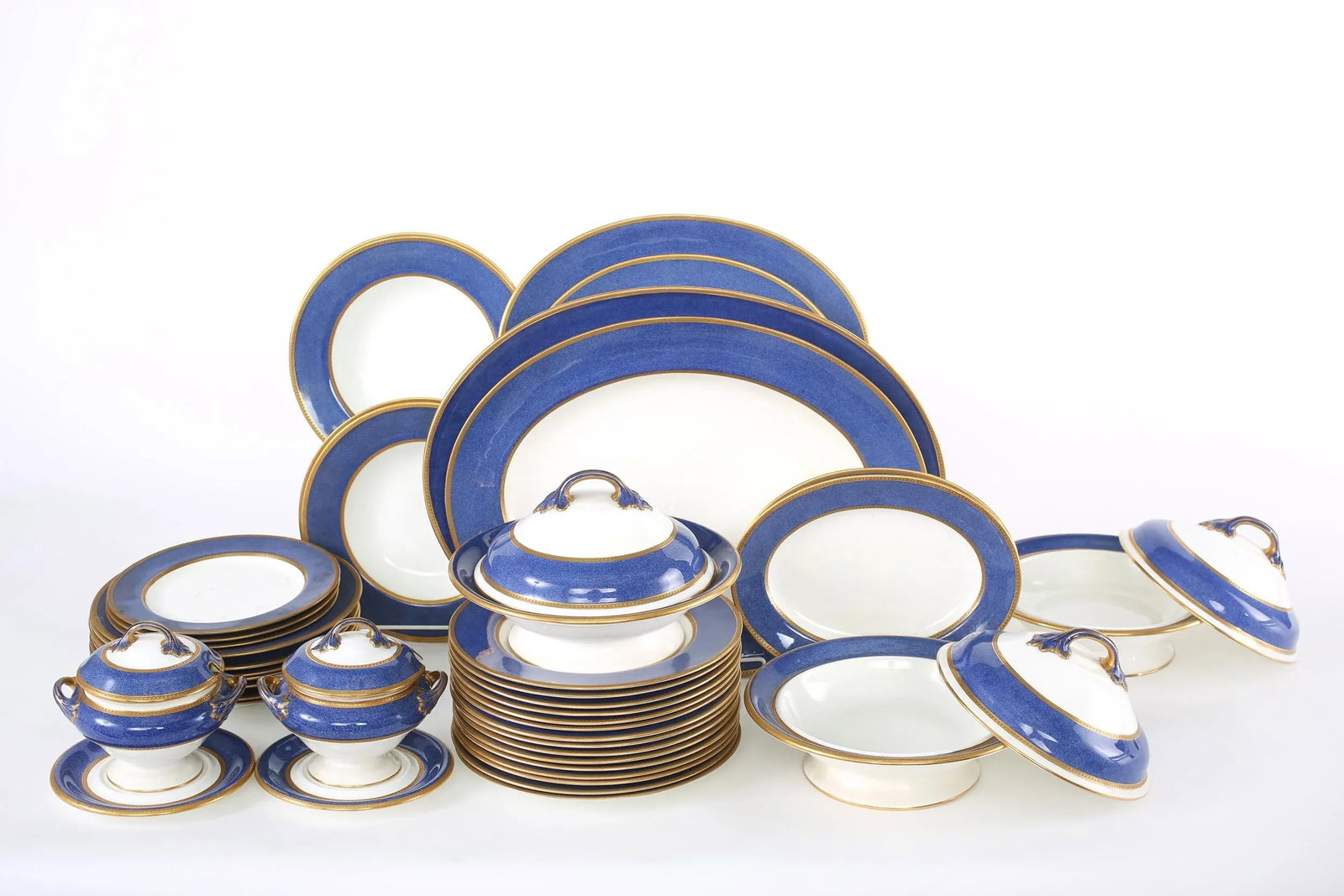 Early 20th Century Wedgwood Porcelain English Dinner Service for Twelve - 92 Pieces - 8
