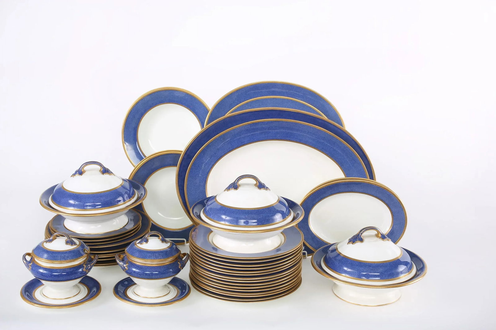 Early 20th Century Wedgwood Porcelain English Dinner Service for Twelve - 92 Pieces - 9