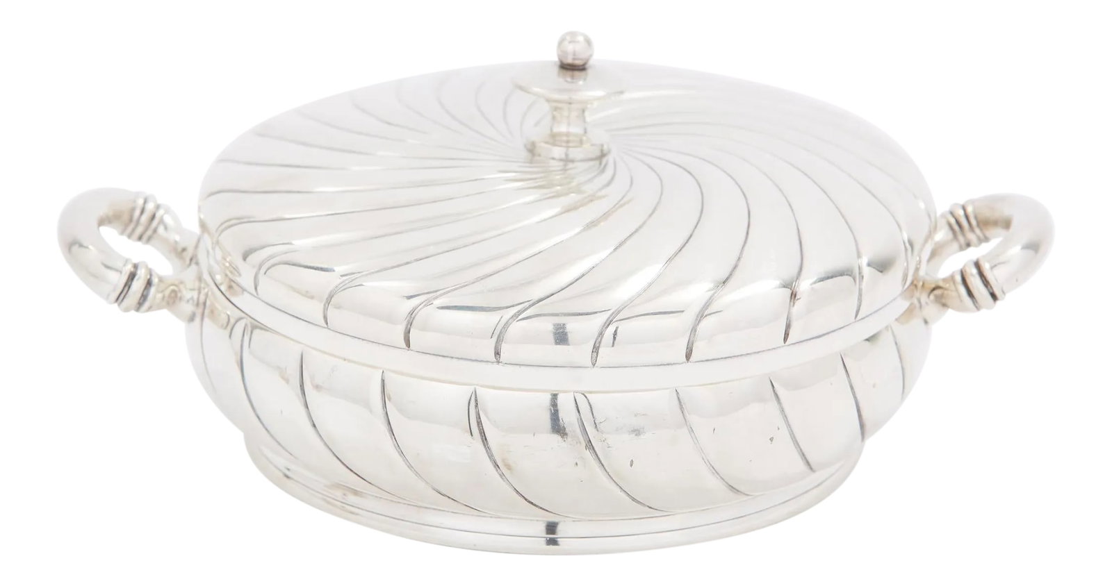 Early 20th Silverplate Tableware Covered Dish: Early 20th century North American silver-plated tableware covered serving dish with sides handle. The serving piece is in great condition. Minor wear is consistent with age/use. Maker's mark &