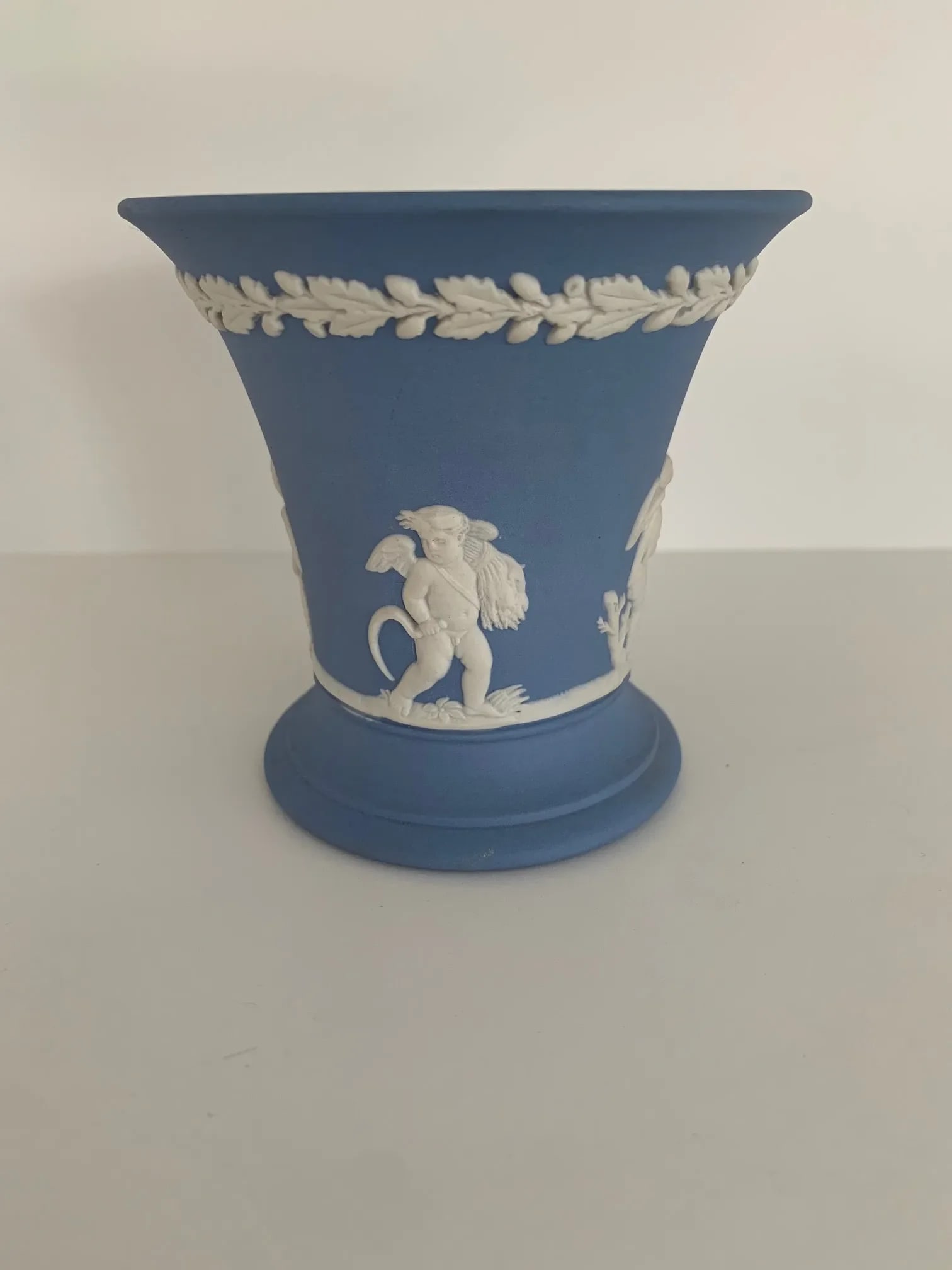 1960s English Neoclassical Wedgwood Jasperware Blue and White Vase - 10