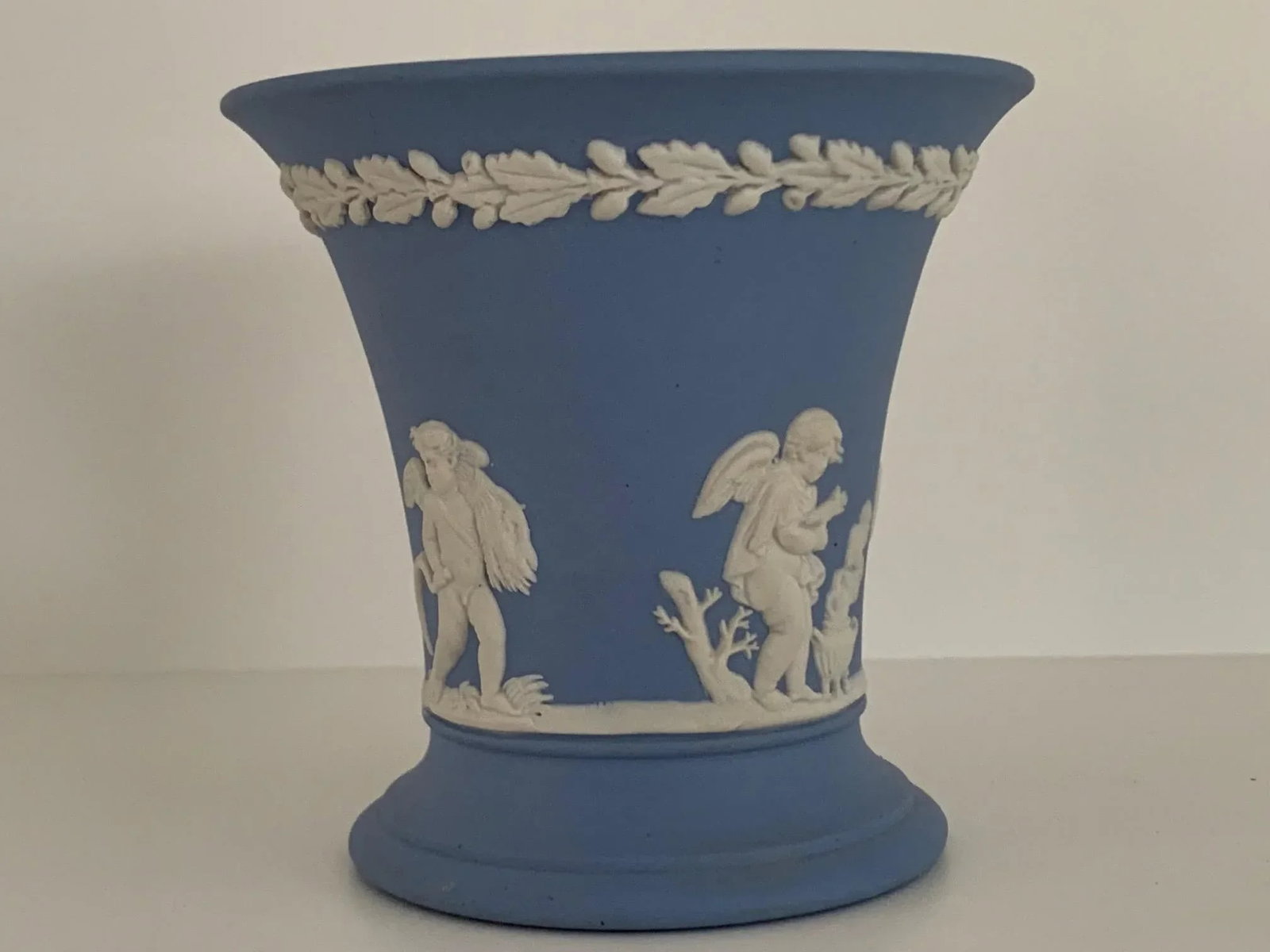 1960s English Neoclassical Wedgwood Jasperware Blue and White Vase - 2