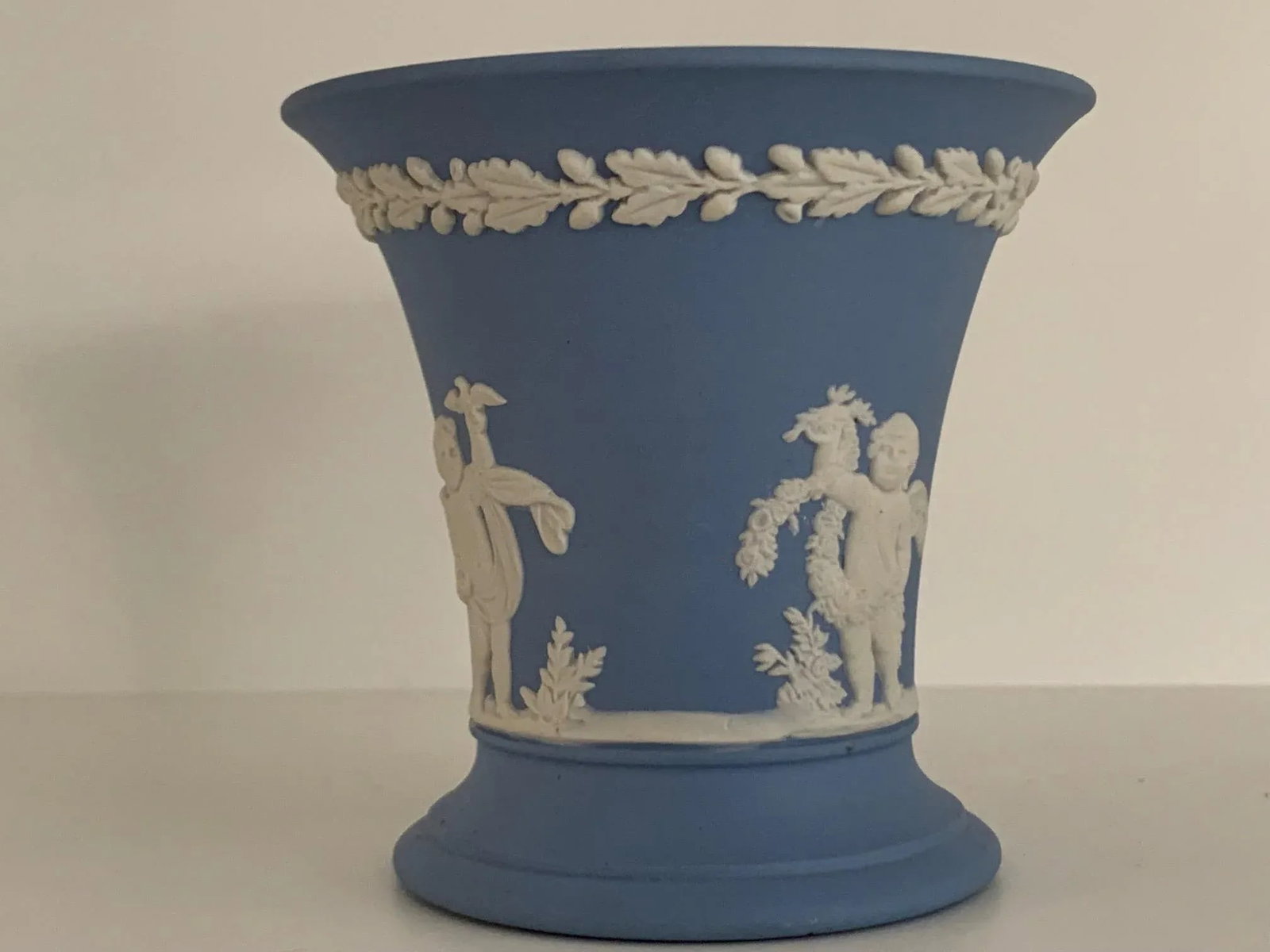 1960s English Neoclassical Wedgwood Jasperware Blue and White Vase - 3