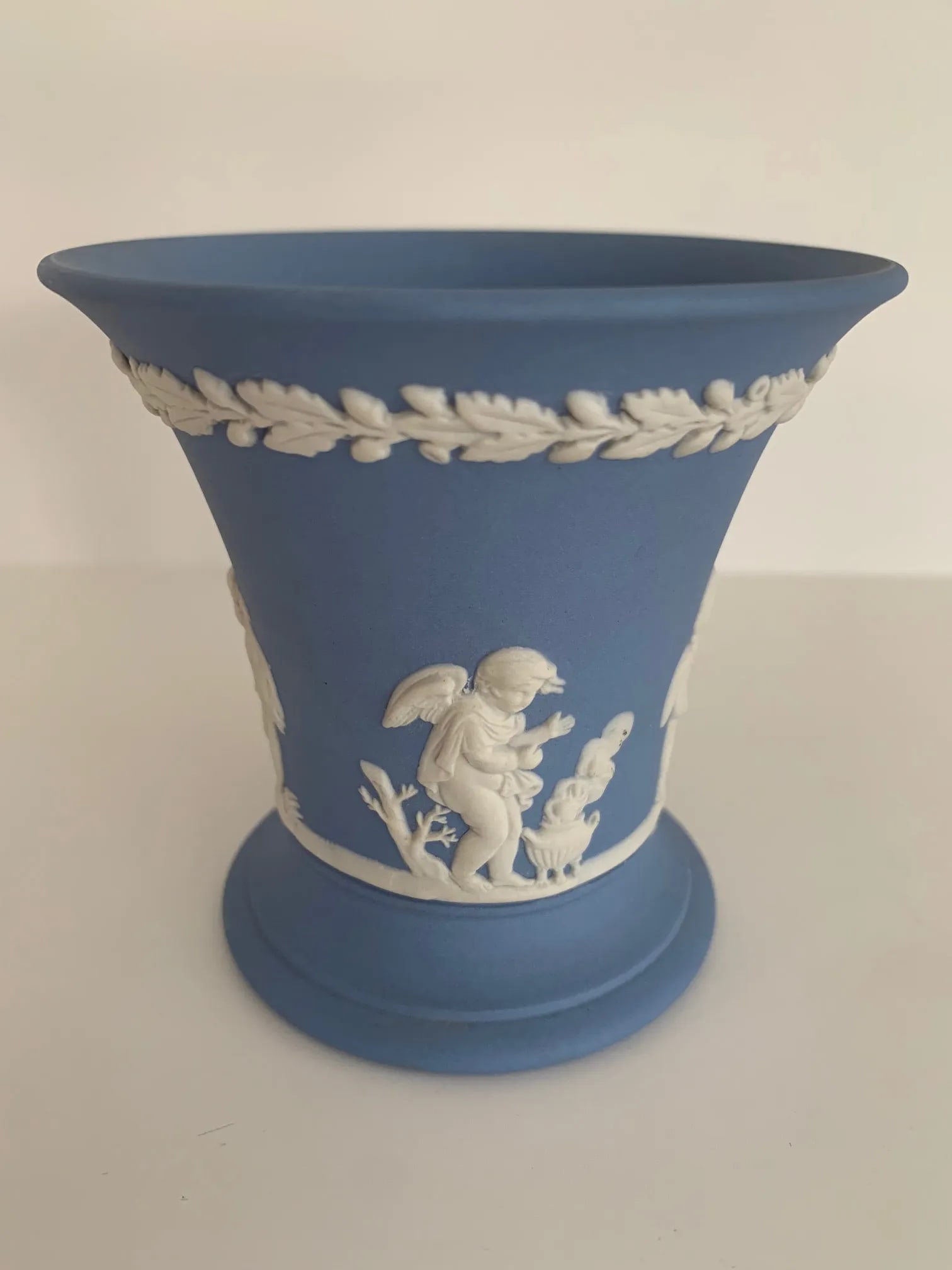 1960s English Neoclassical Wedgwood Jasperware Blue and White Vase - 6