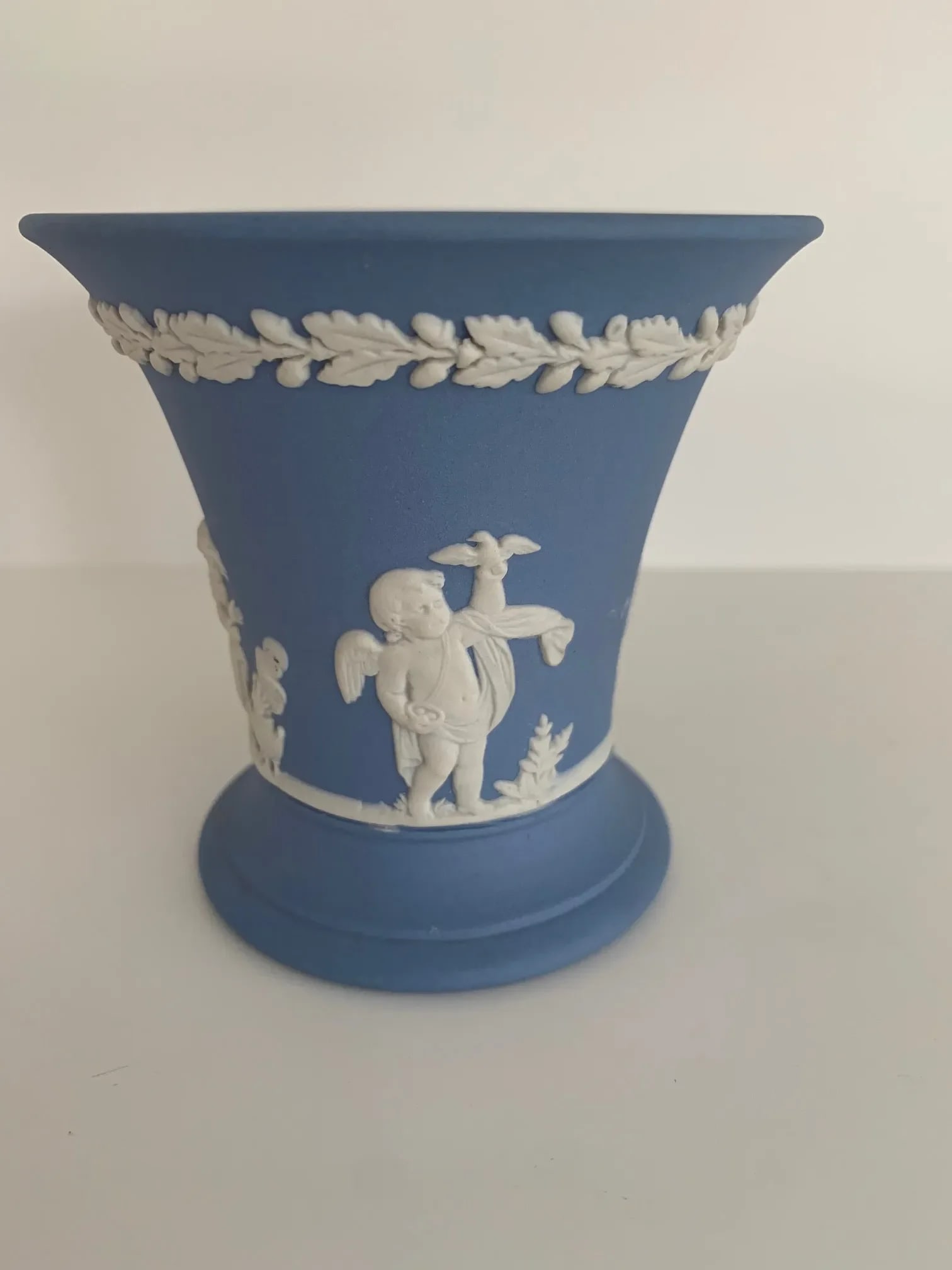 1960s English Neoclassical Wedgwood Jasperware Blue and White Vase - 7