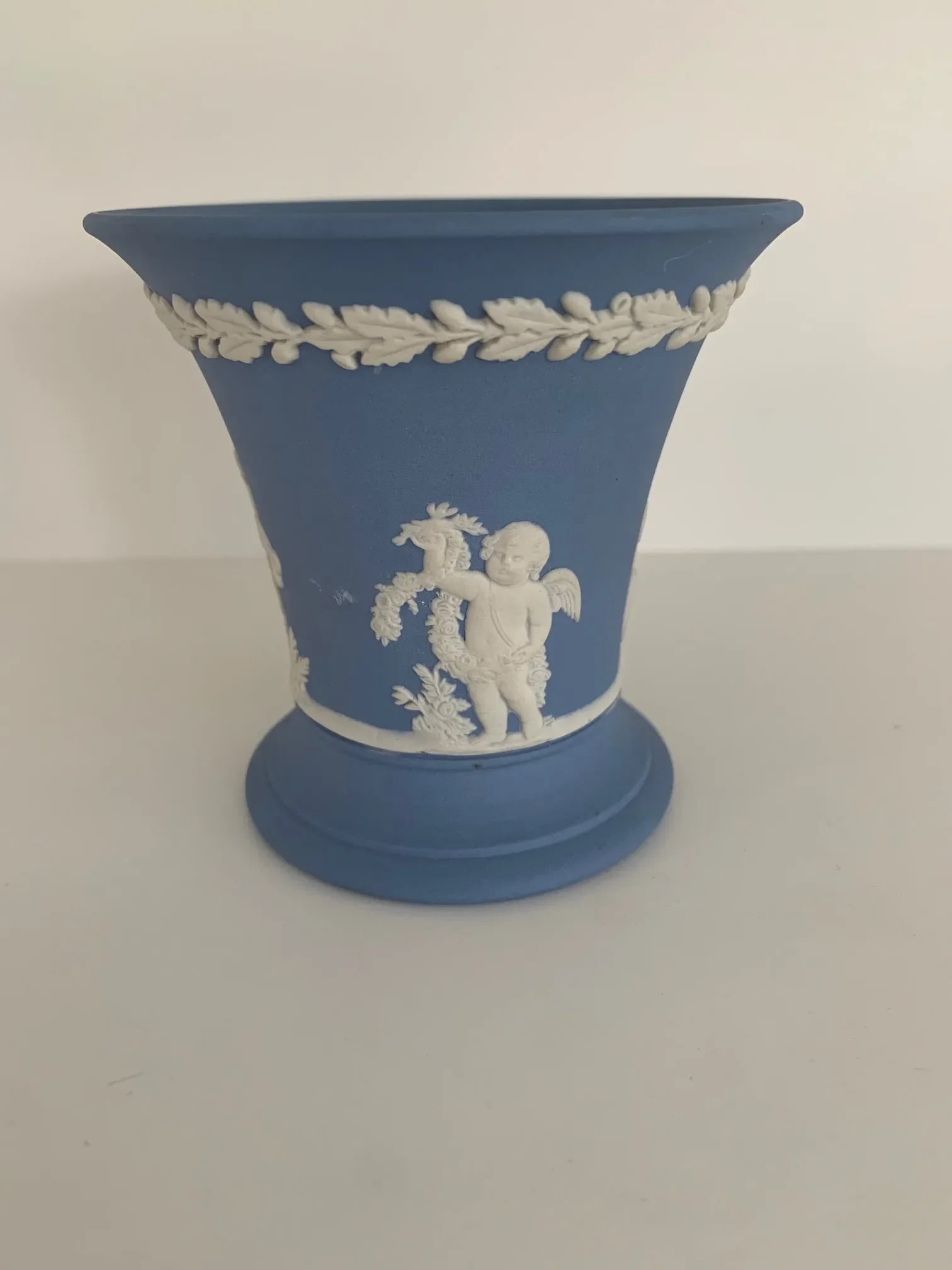 1960s English Neoclassical Wedgwood Jasperware Blue and White Vase - 8