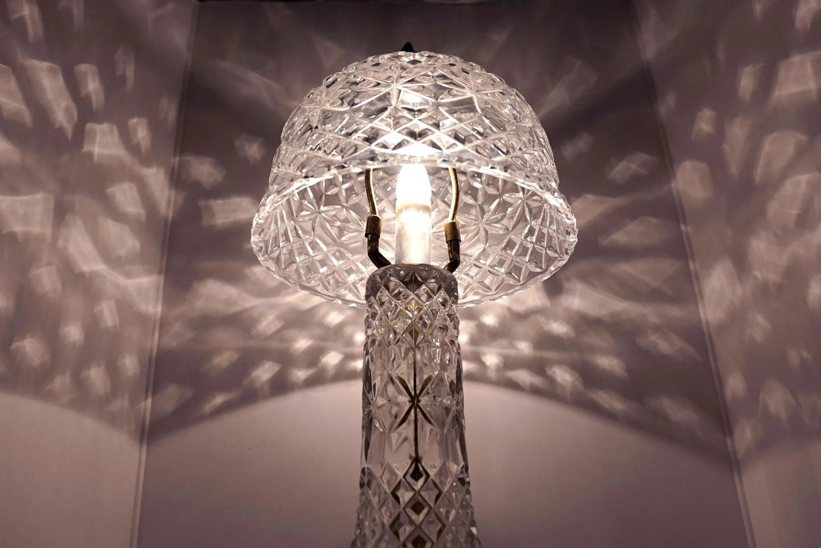 1940s Art Deco American Mushroom Form Pressed Crystal Leaded Table Lamp - 2